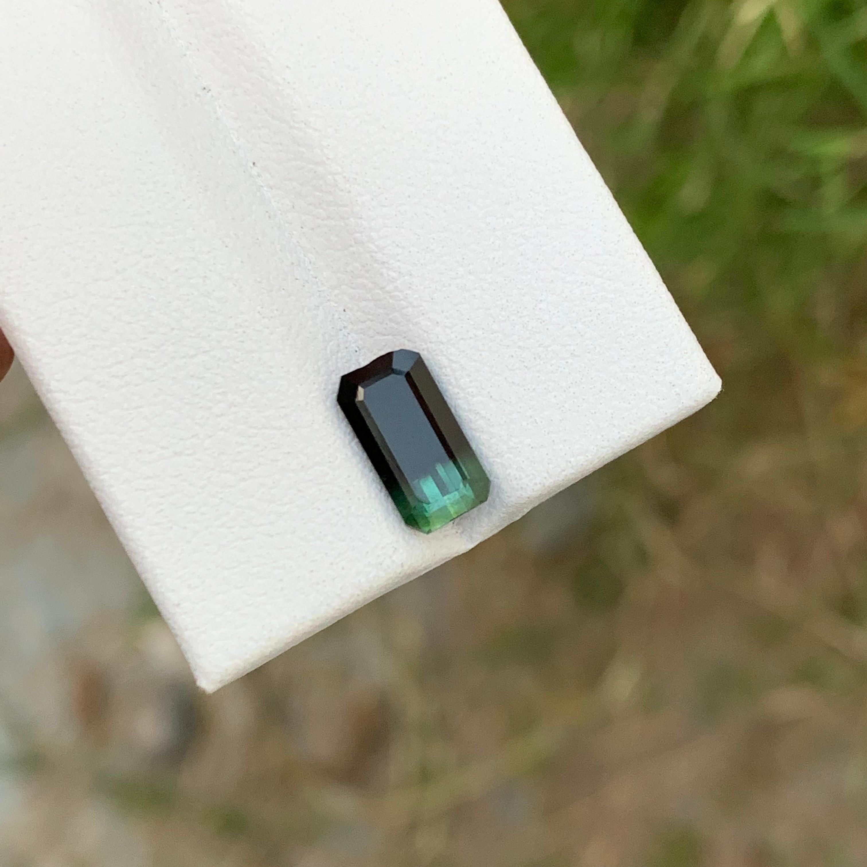 1,95 Karat Natürlicher Schwarzer Grüner Lose Bicolor Turmalin Smaragd Form Ring Edelstein (Smaragdschliff) im Angebot