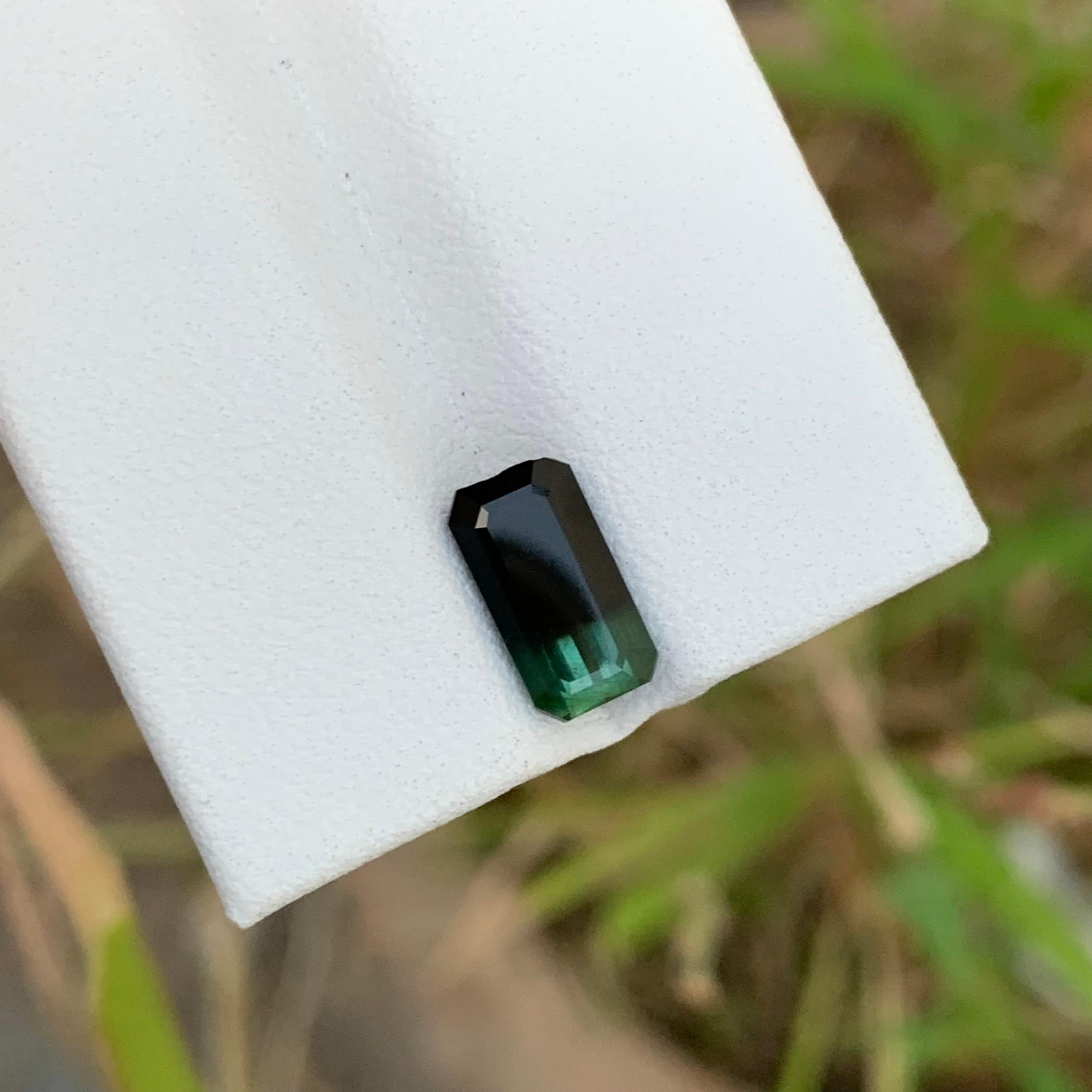 Bague en forme d'émeraude, tourmaline bicolore noire, verte et naturelle de 1,95 carat en vente 2