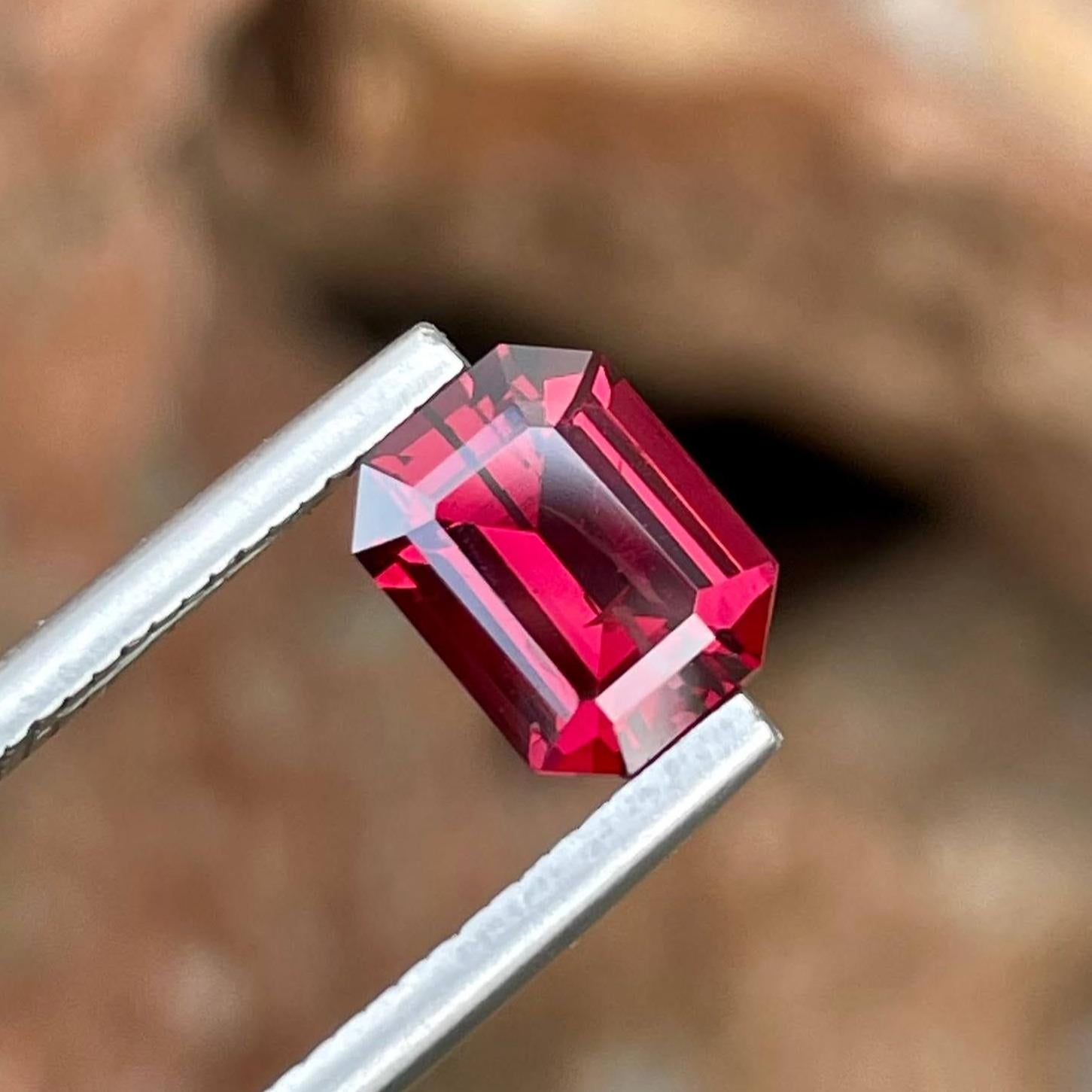 1.95 Carats Loose Bright Red Garnet Stone Emerald Cut Natural African Gemstone (pierre précieuse africaine) Unisexe en vente