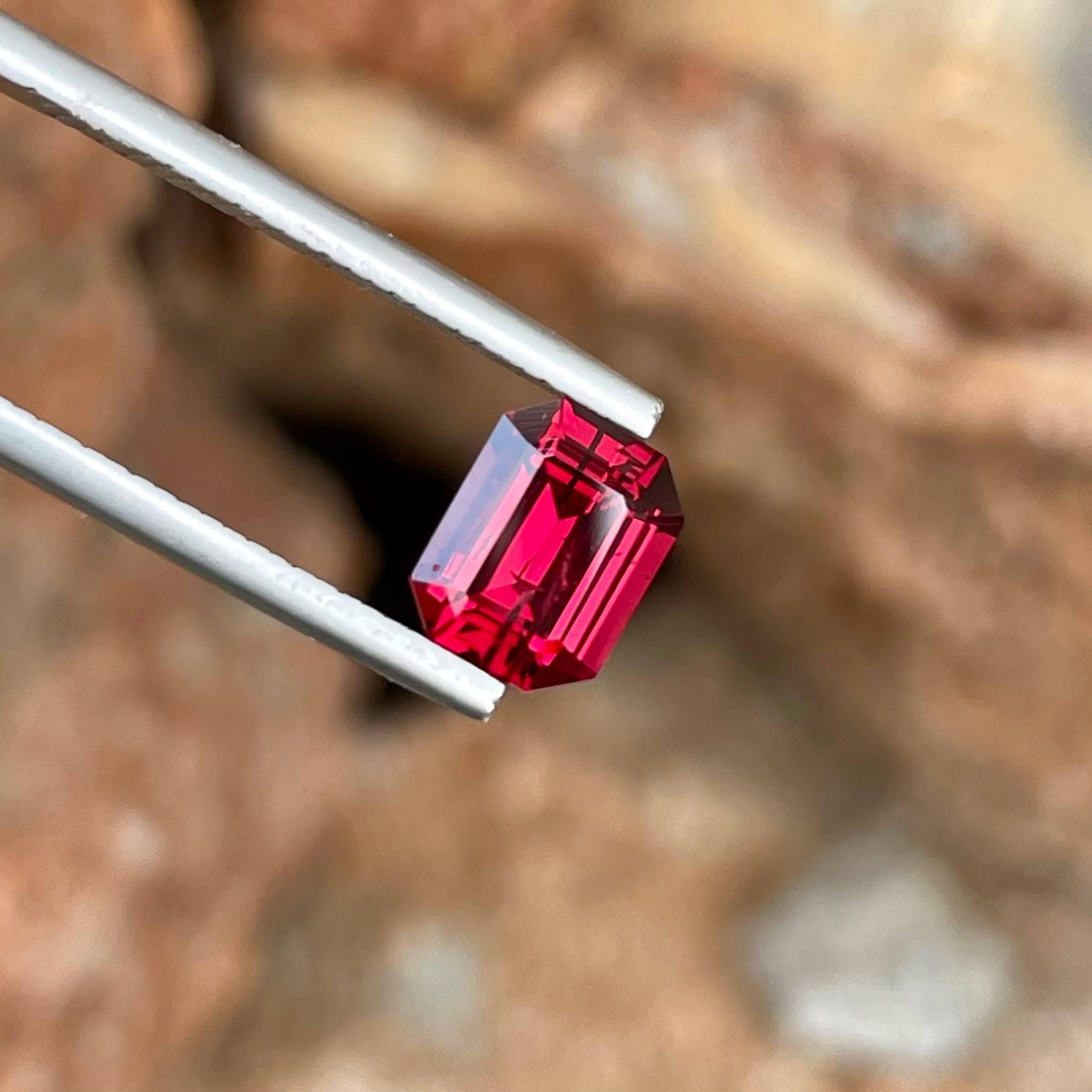 1.95 Carats Loose Bright Red Garnet Stone Emerald Cut Natural African Gemstone (pierre précieuse africaine) en vente 2