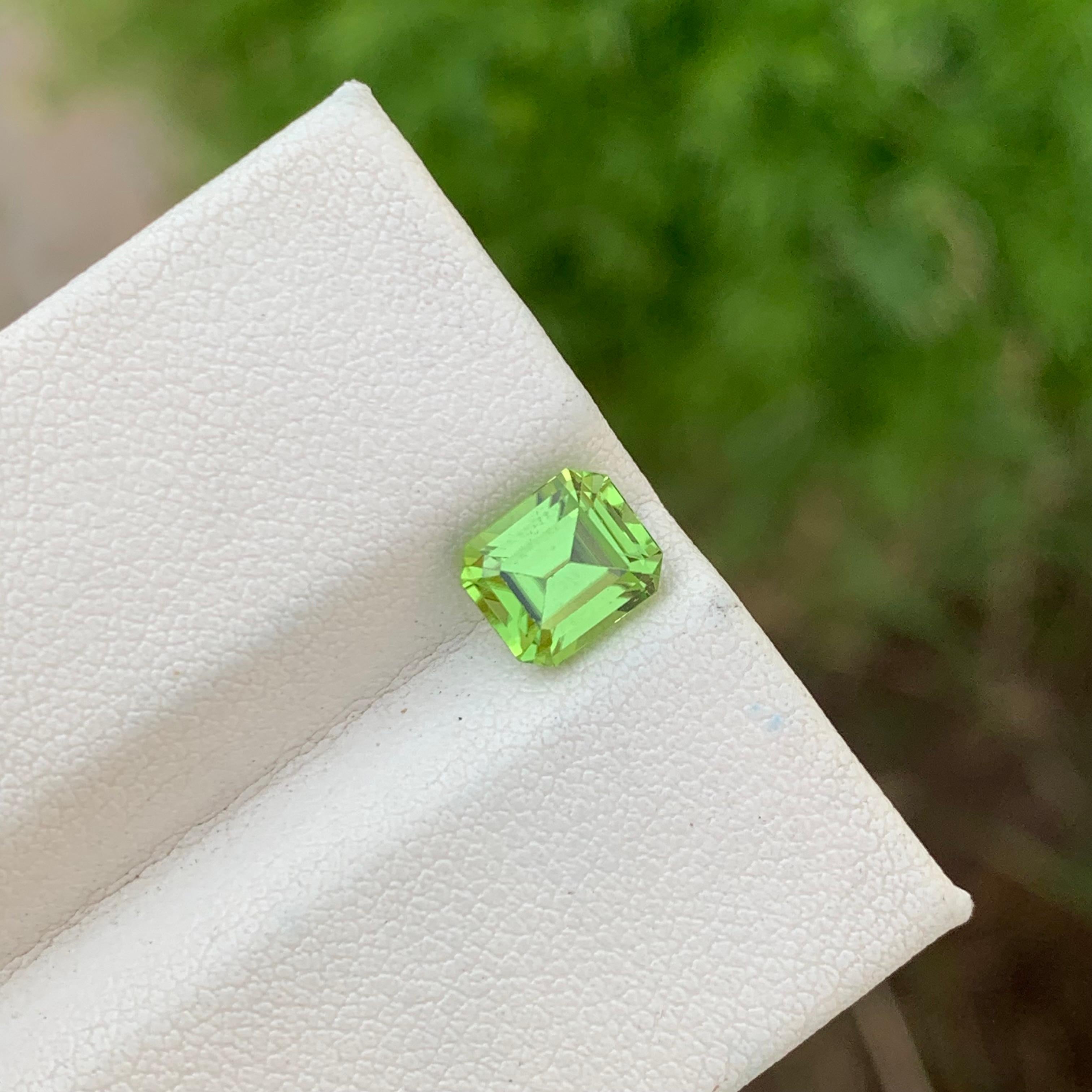 1.95 Carats Natural Loose Green Peridot Ring Gem Emerald Shape en vente 4