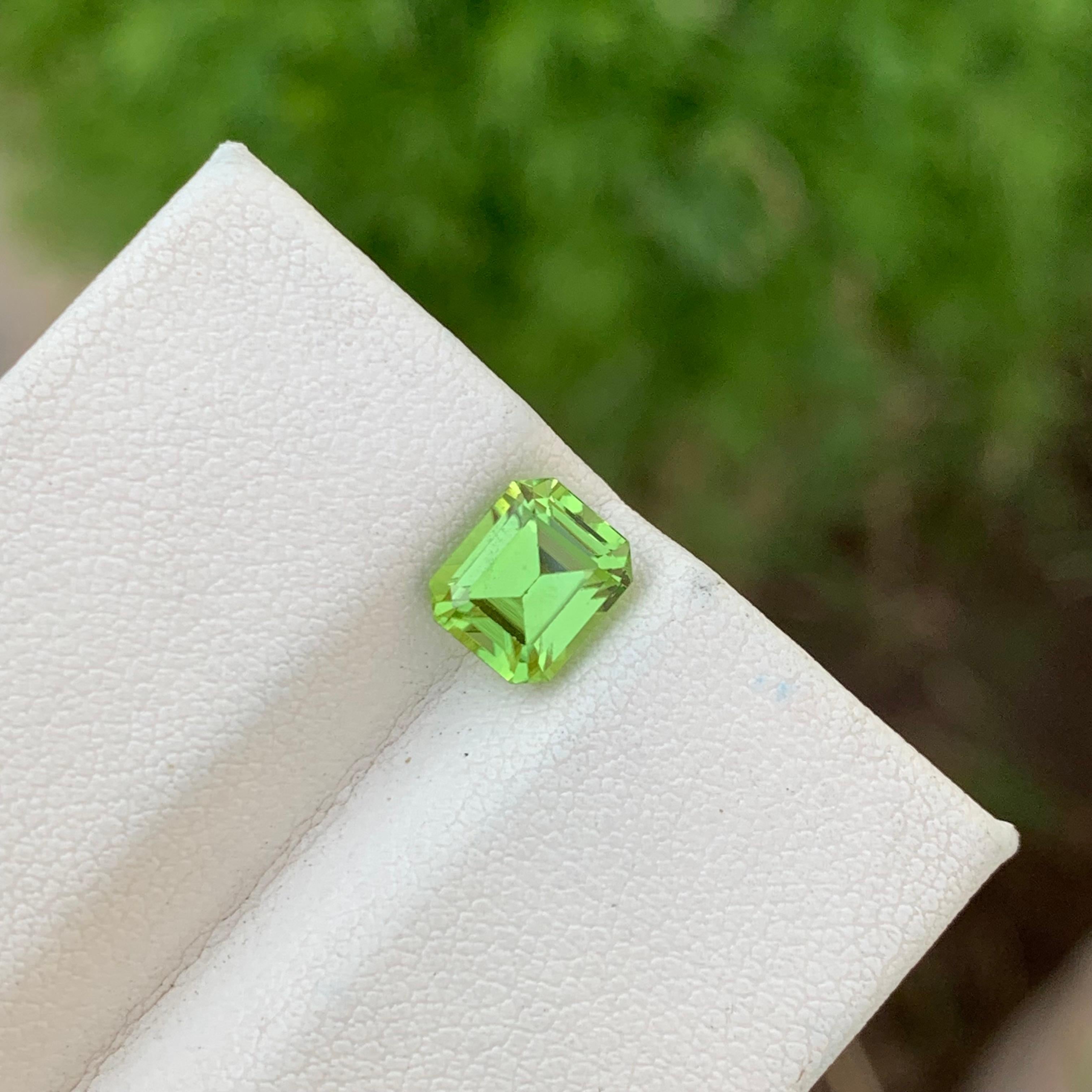 1.95 Carats Natural Loose Green Peridot Ring Gem Emerald Shape en vente 7