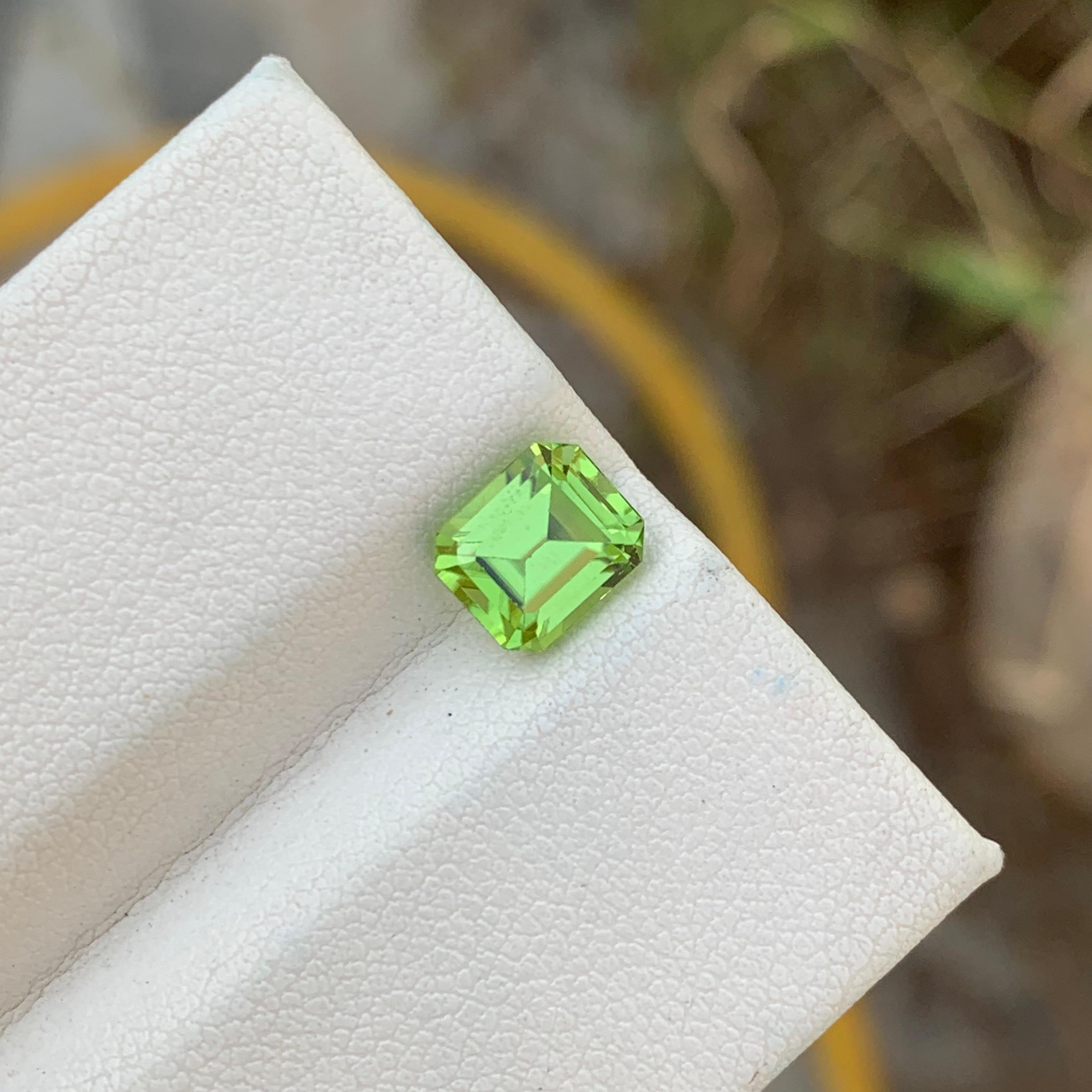 Mouvement esthétique 1.95 Carats Natural Loose Green Peridot Ring Gem Emerald Shape en vente