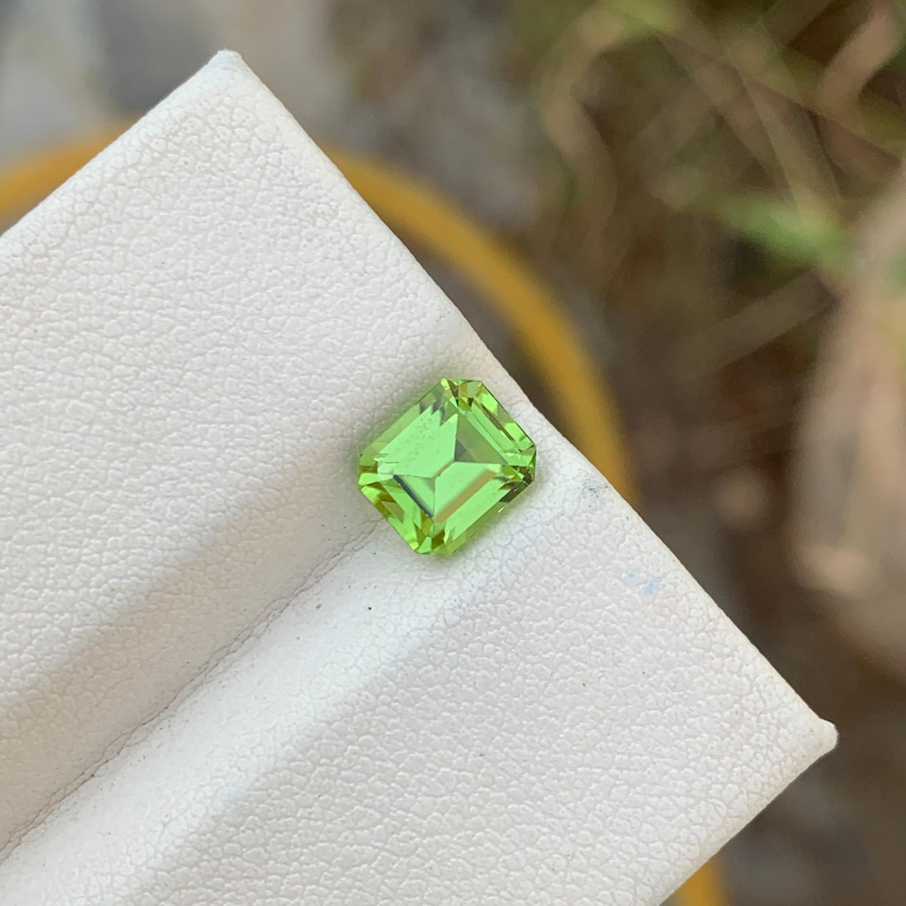 Aesthetic Movement 1.95 Carats Natural Loose Green Peridot Ring Gem Emerald Shape For Sale