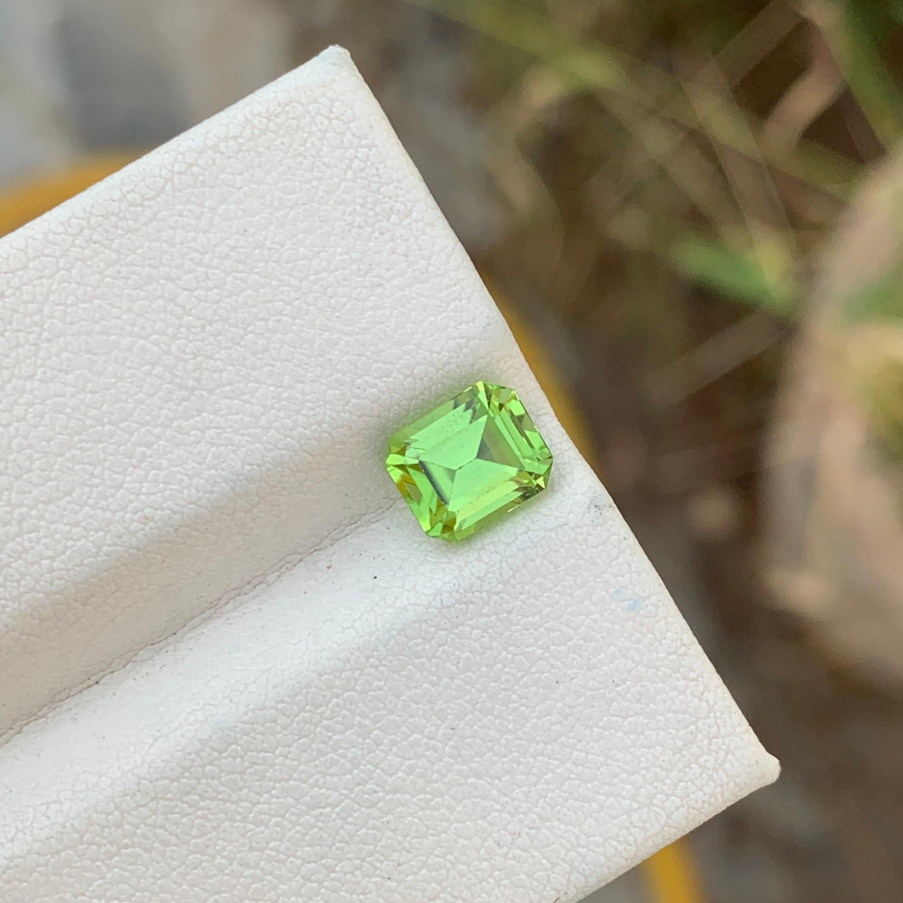 1.95 Carats Natural Loose Green Peridot Ring Gem Emerald Shape Unisexe en vente