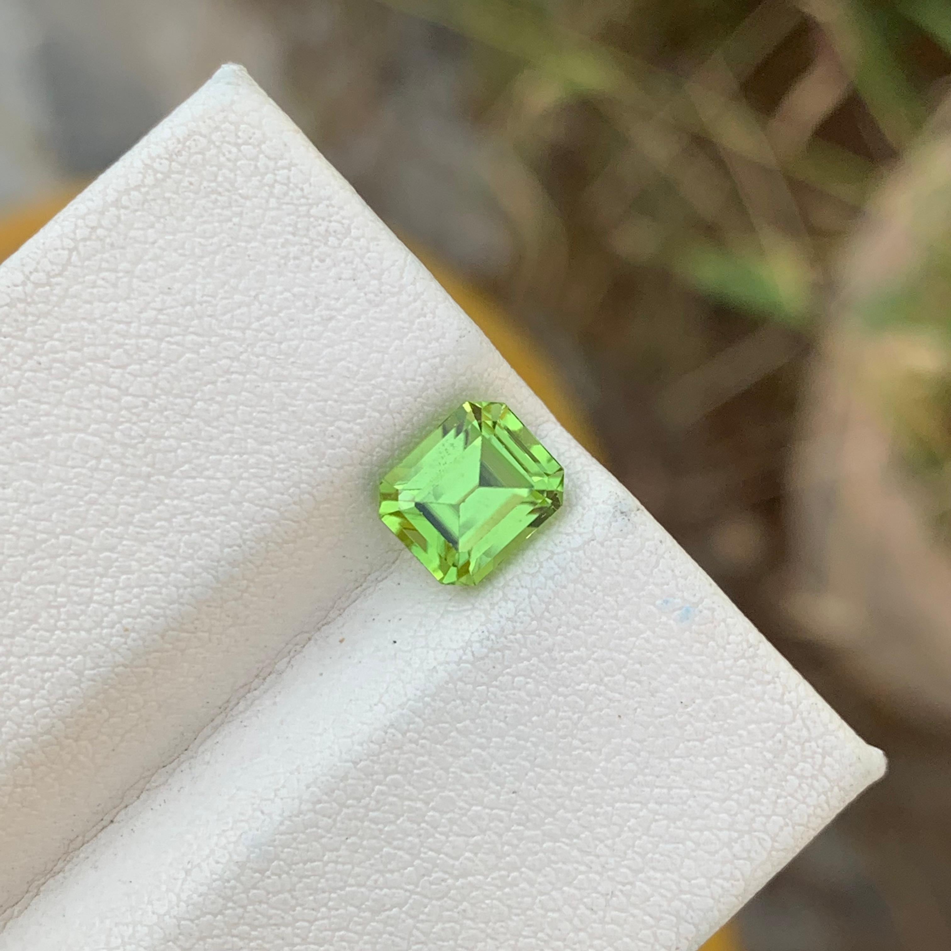 Women's or Men's 1.95 Carats Natural Loose Green Peridot Ring Gem Emerald Shape For Sale