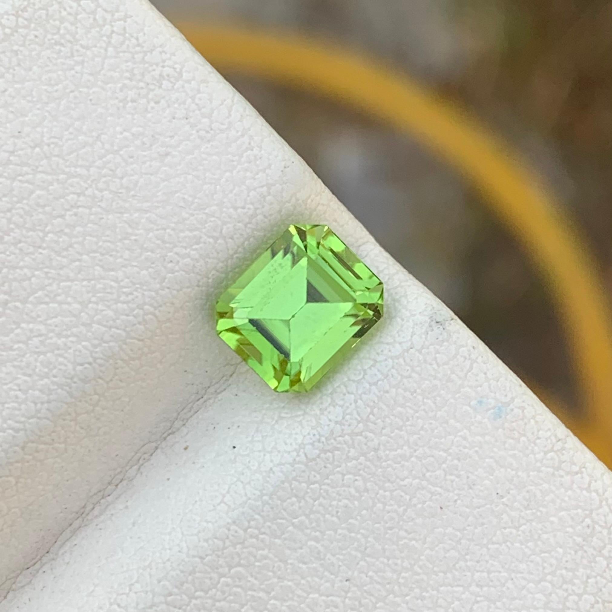 1.95 Carats Natural Loose Green Peridot Ring Gem Emerald Shape en vente 2