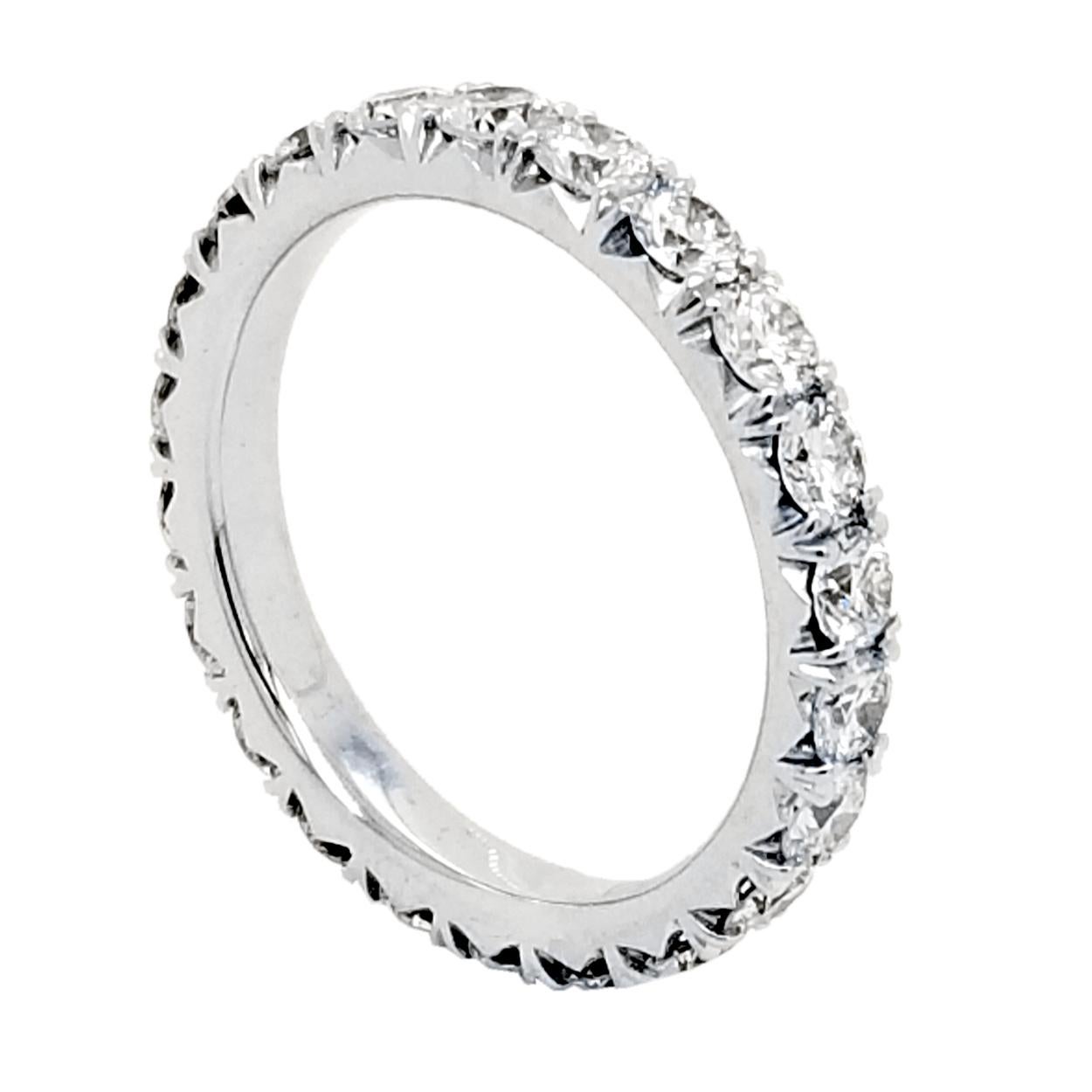 1,95 Karat 14 Karat Französischer Diamant-Eternity-Ring mit Pavéfassung (Moderne) im Angebot