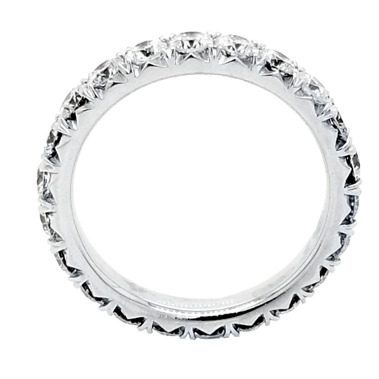 1,95 Karat 14 Karat Französischer Diamant-Eternity-Ring mit Pavéfassung (Rundschliff) im Angebot