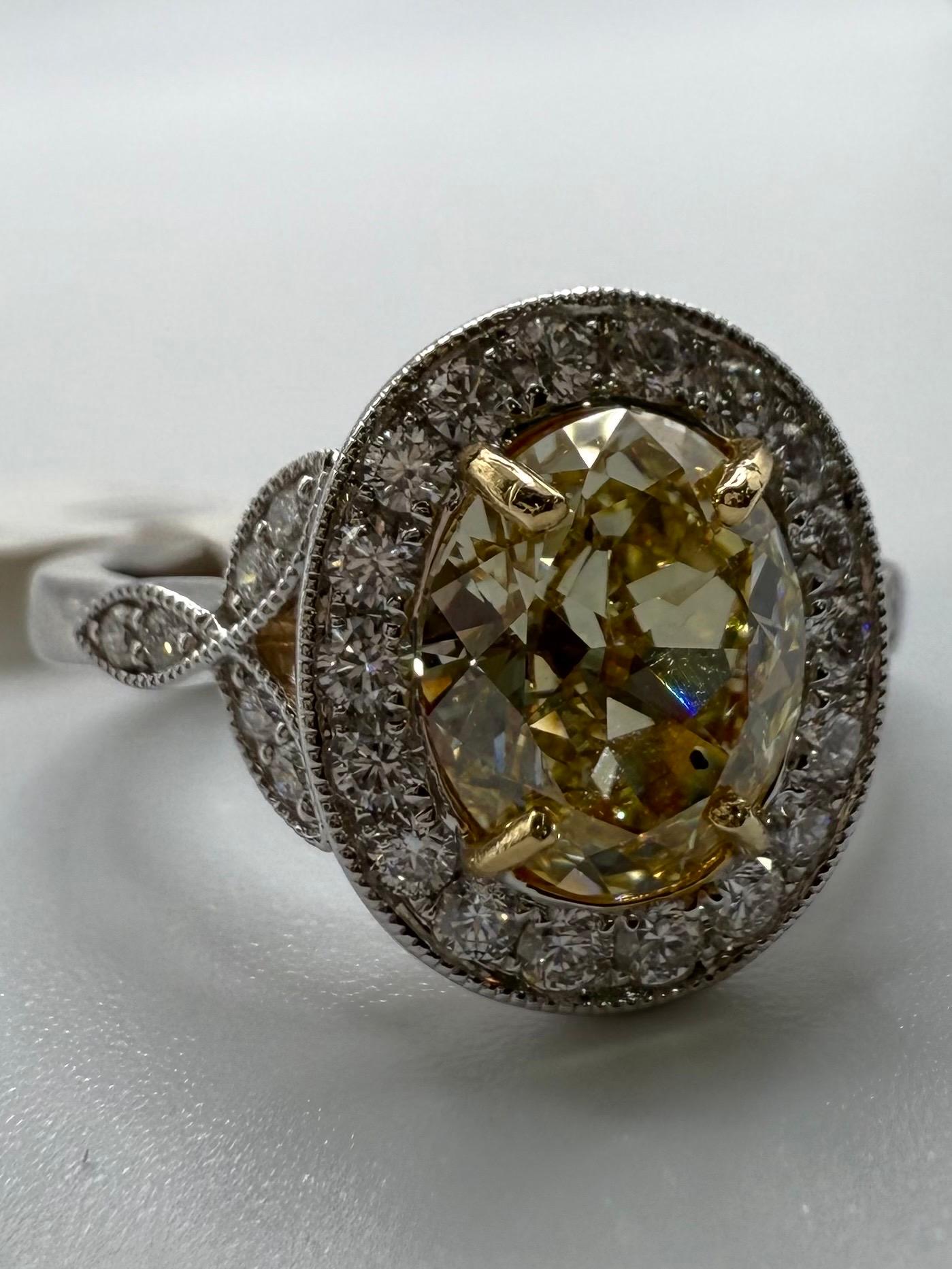 Atemberaubender Mittelstein Fancy Yellow Diamant, GIA zertifiziert, insgesamt 1,95 Karat, der Mittelstein ist voll von Feuer. Die Reinheit ist SI1. Dieser Ring ist so elegant und funkelnd, dass er an der Hand wie ein Kunstwerk wirkt! Größe 6 und