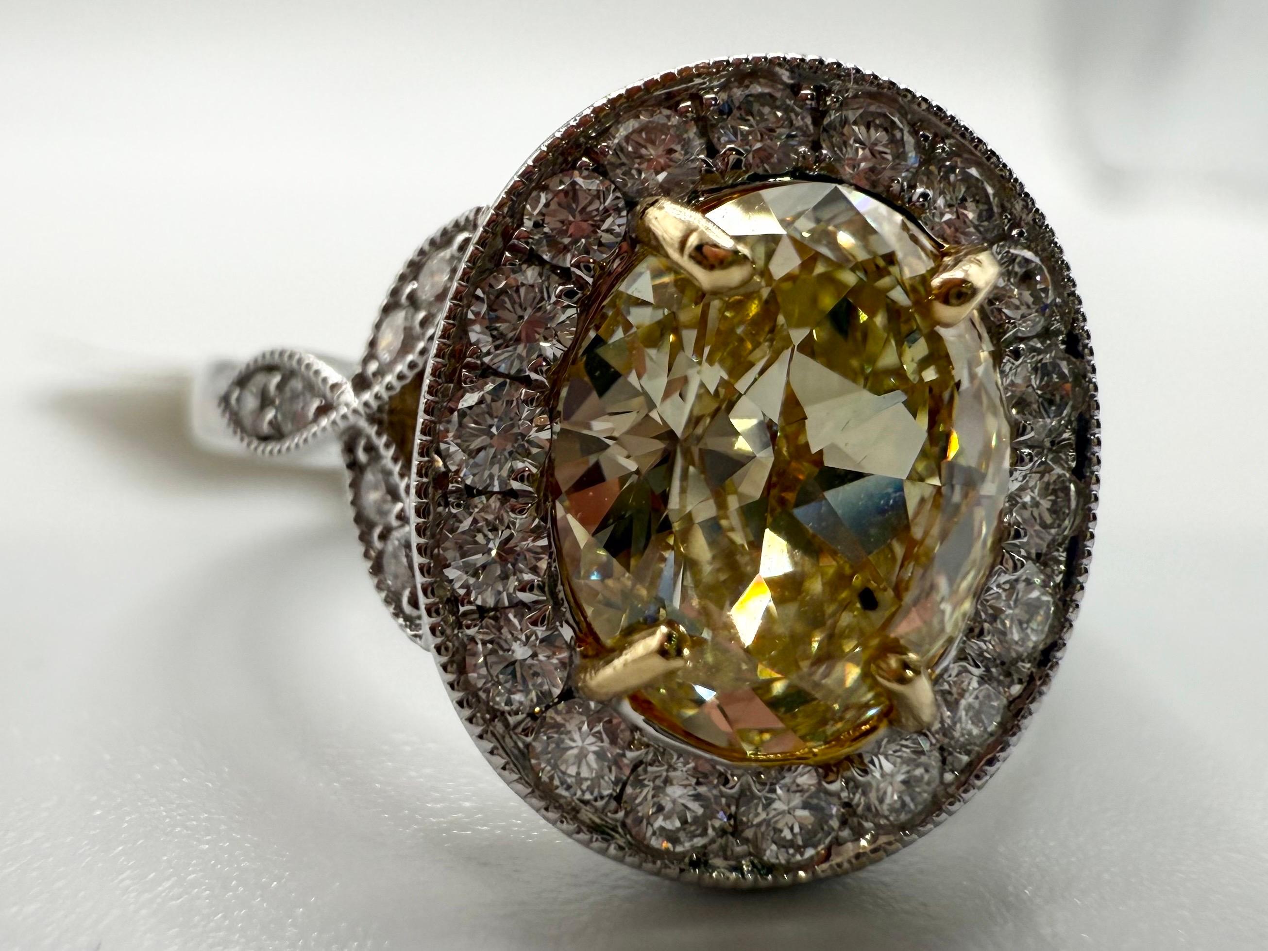 1,95 GIA-zertifizierter Fancy-Diamantring aus 18KT-Gold (Ovalschliff) im Angebot