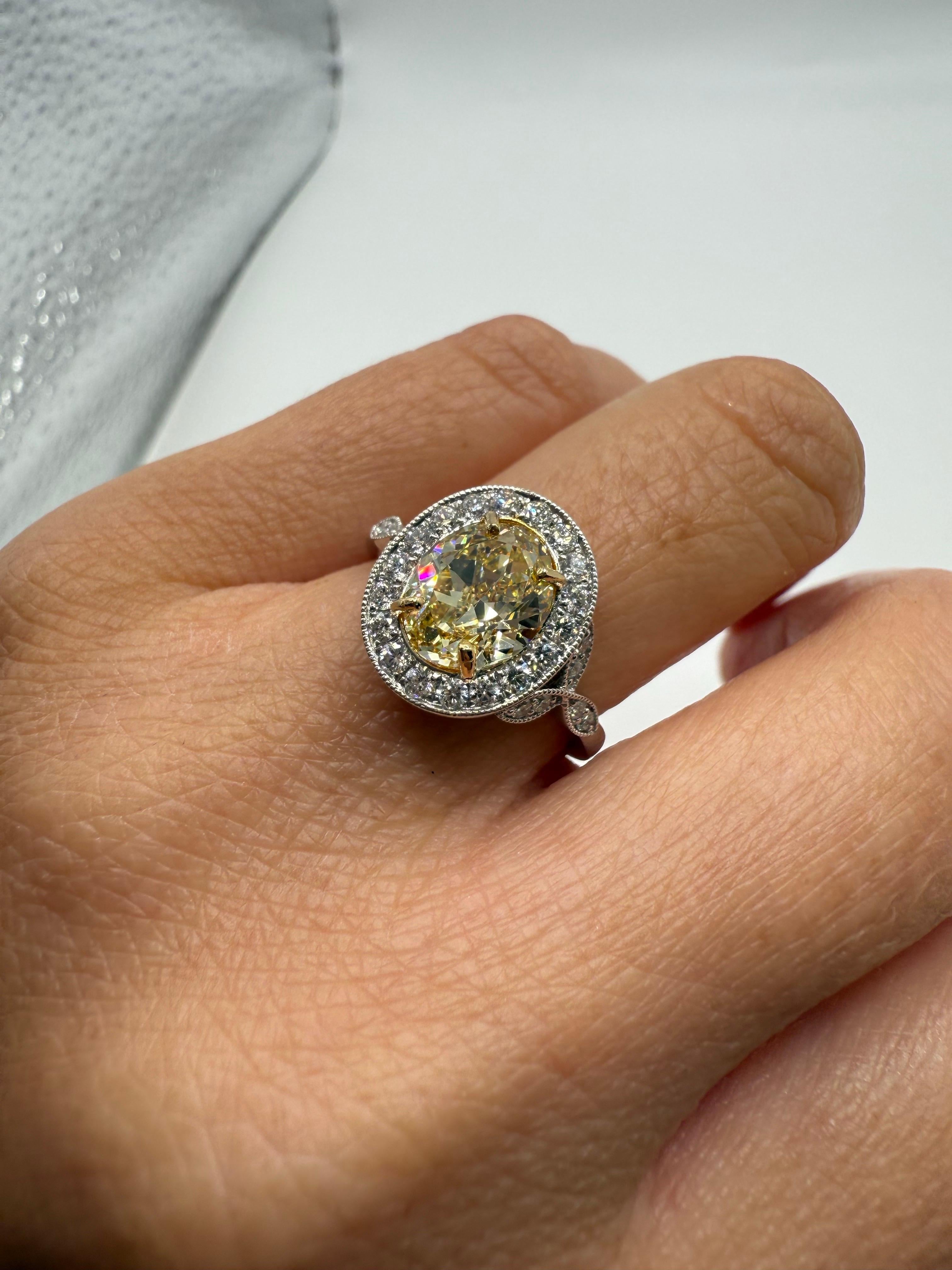 1,95 GIA-zertifizierter Fancy-Diamantring aus 18KT-Gold im Zustand „Neu“ im Angebot in Boca Raton, FL