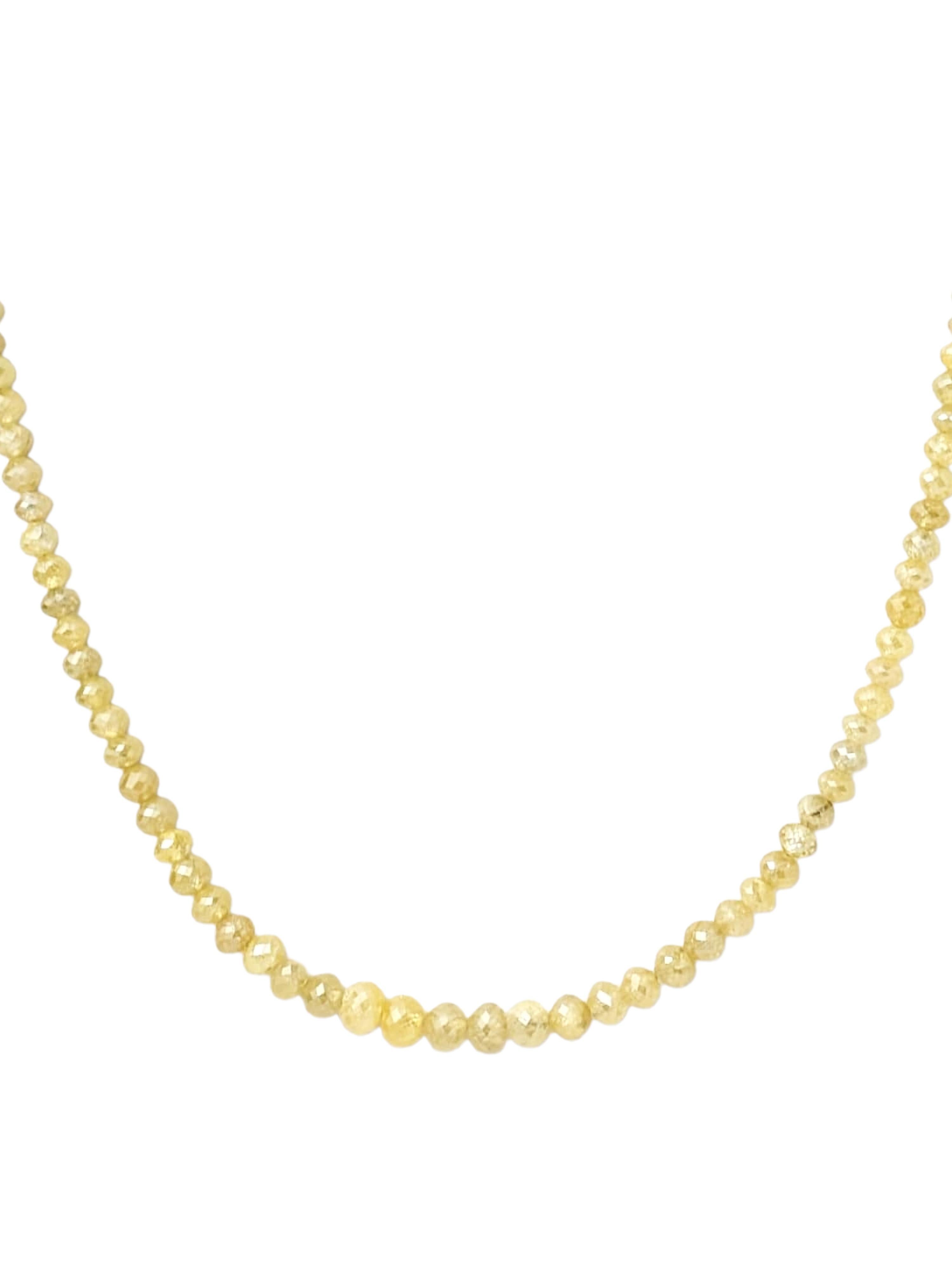 Un filo che celebra l'eleganza grezza e il calore dorato. Questa collana presenta perle di diamante rotonde sfaccettate di colore giallo rustico, ognuna con inclusioni uniche e un bagliore tenue che aggiunge profondità e carattere. Legato a mano e