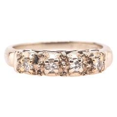 1950 Anello di fidanzamento con diamante rotondo a taglio transitorio in oro bianco 14K da 0,10cttw