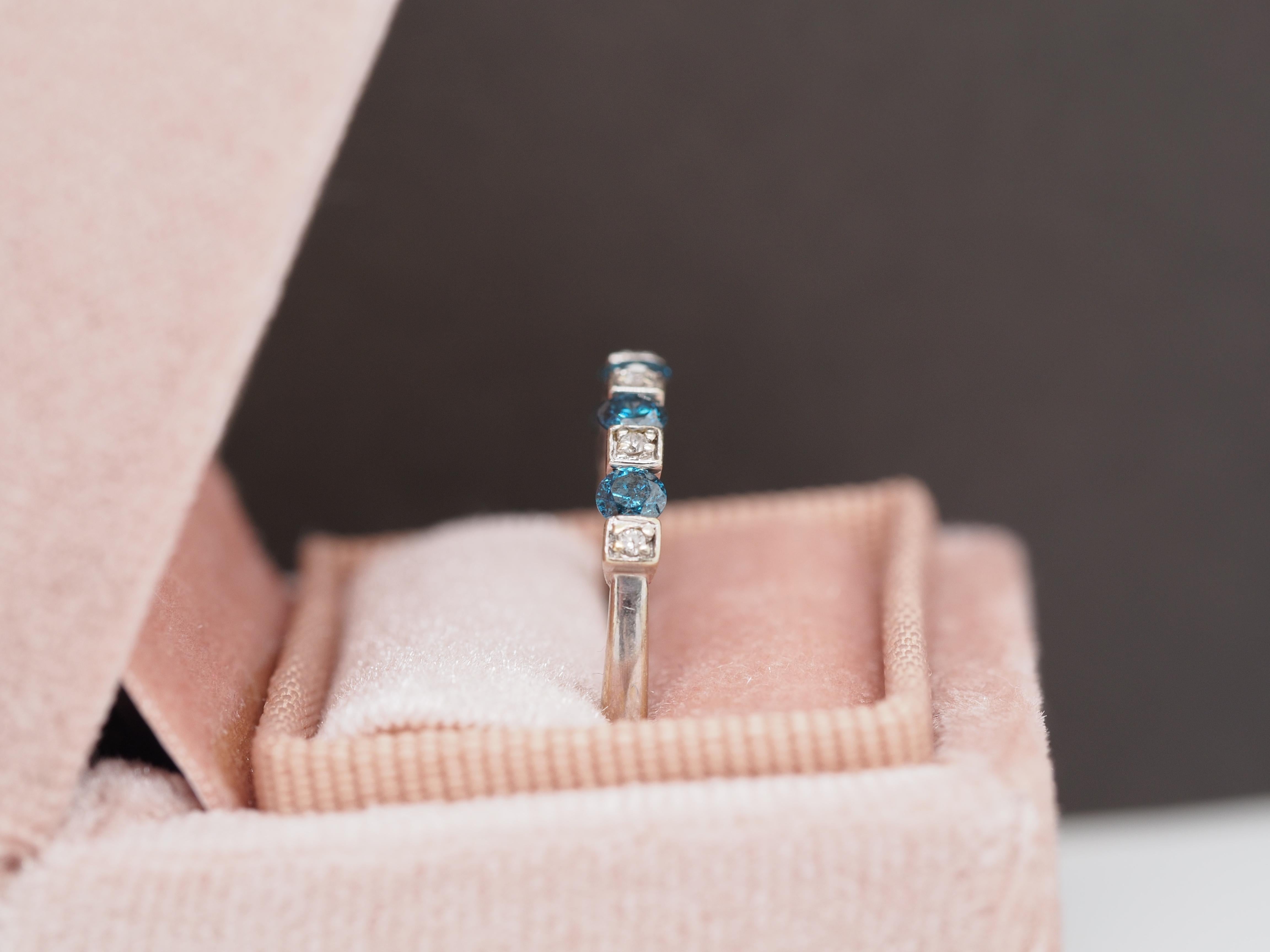 1950 14K Weißgold .75cttw Weiß & Blau Rundbrillant Diamant Verlobungsring im Angebot 2