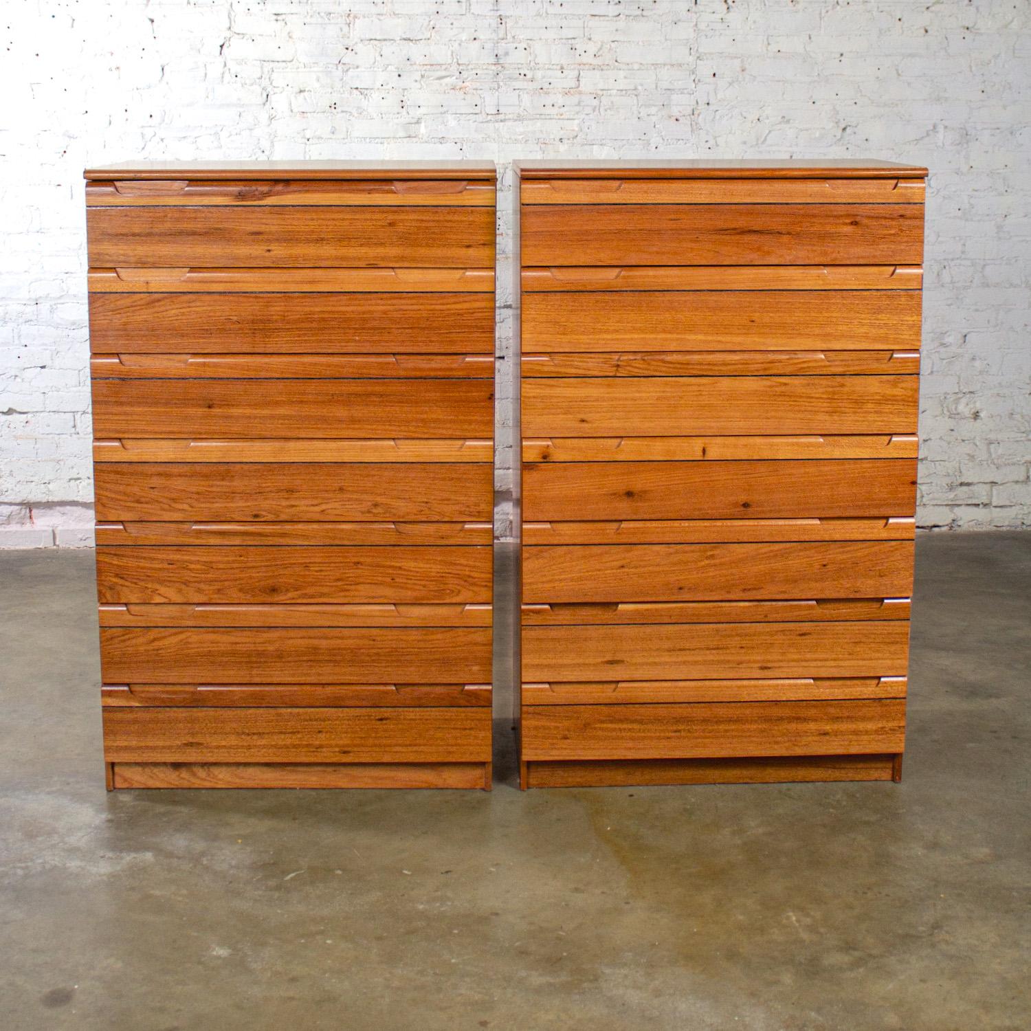Magnifique paire de commodes vintage du milieu du siècle étiquetées Made in Brazil by Singer composées de cadres en bois dur avec 7 tiroirs chacun, de poignées en bois sculpté, et de panneaux de particules plaqués. Byit, en gardant à l'esprit qu'il