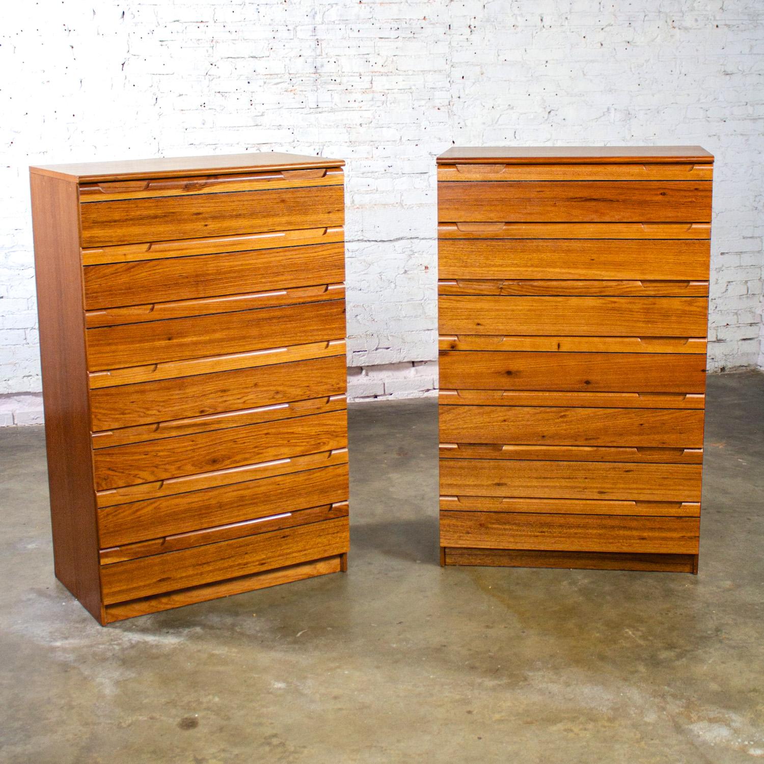 Mid-Century Modern Paire de commodes en bois dur MCM 1950-1960 fabriquées au Brésil par Singer en vente