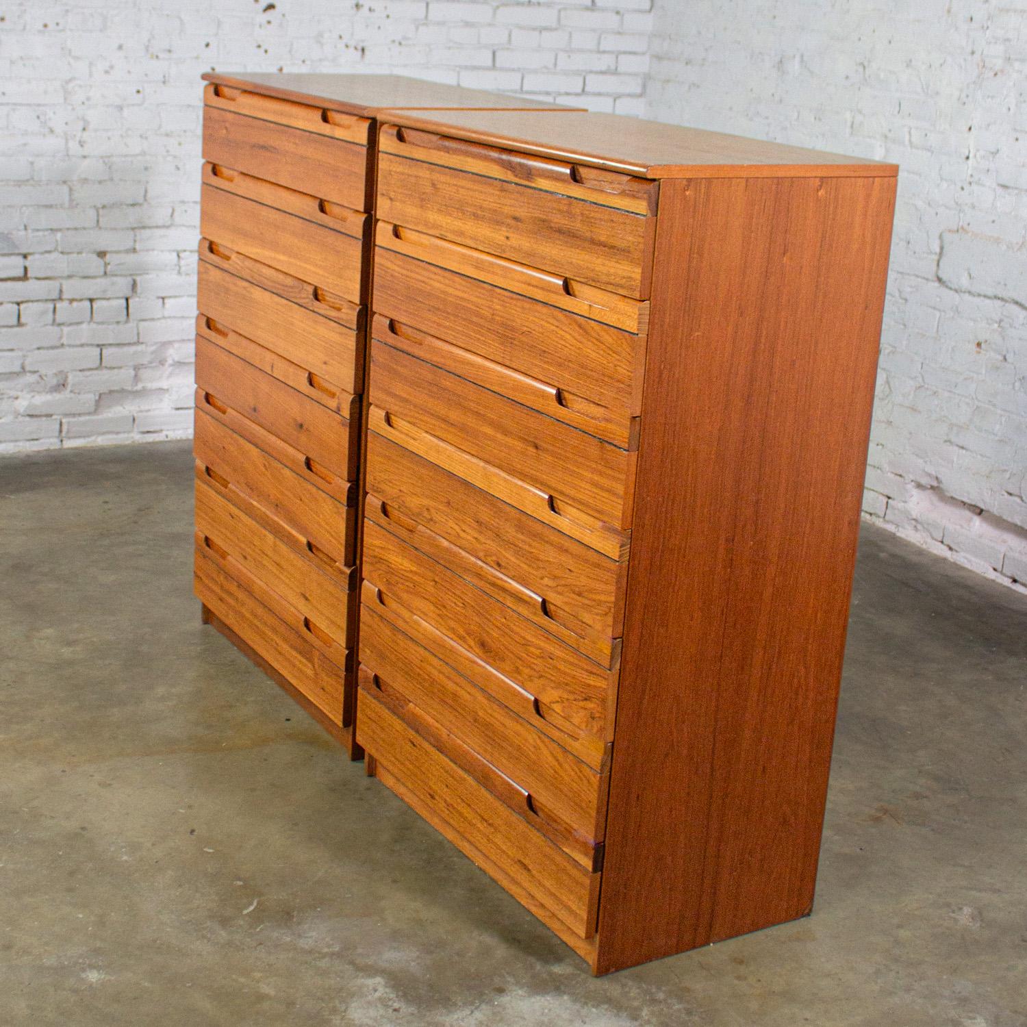 Brésilien Paire de commodes en bois dur MCM 1950-1960 fabriquées au Brésil par Singer en vente