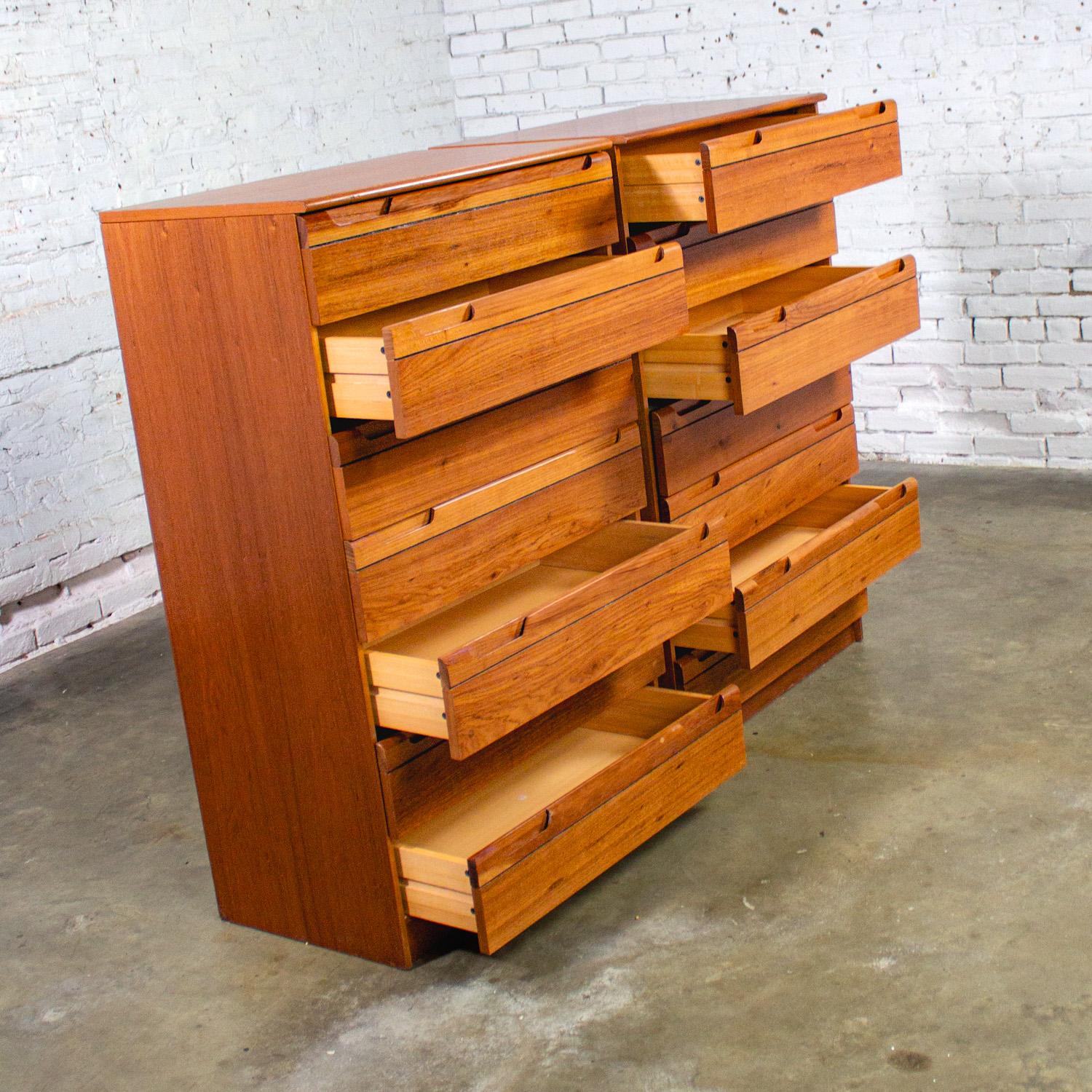 Placage Paire de commodes en bois dur MCM 1950-1960 fabriquées au Brésil par Singer en vente