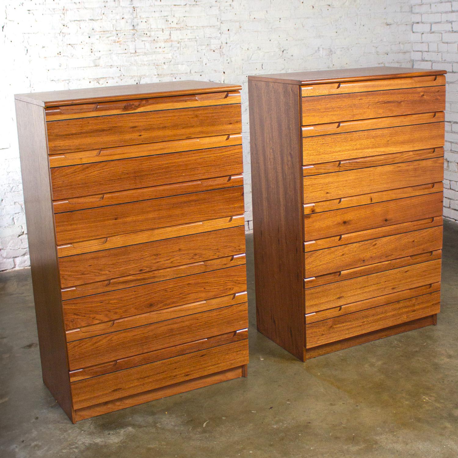 Paire de commodes en bois dur MCM 1950-1960 fabriquées au Brésil par Singer Bon état - En vente à Topeka, KS