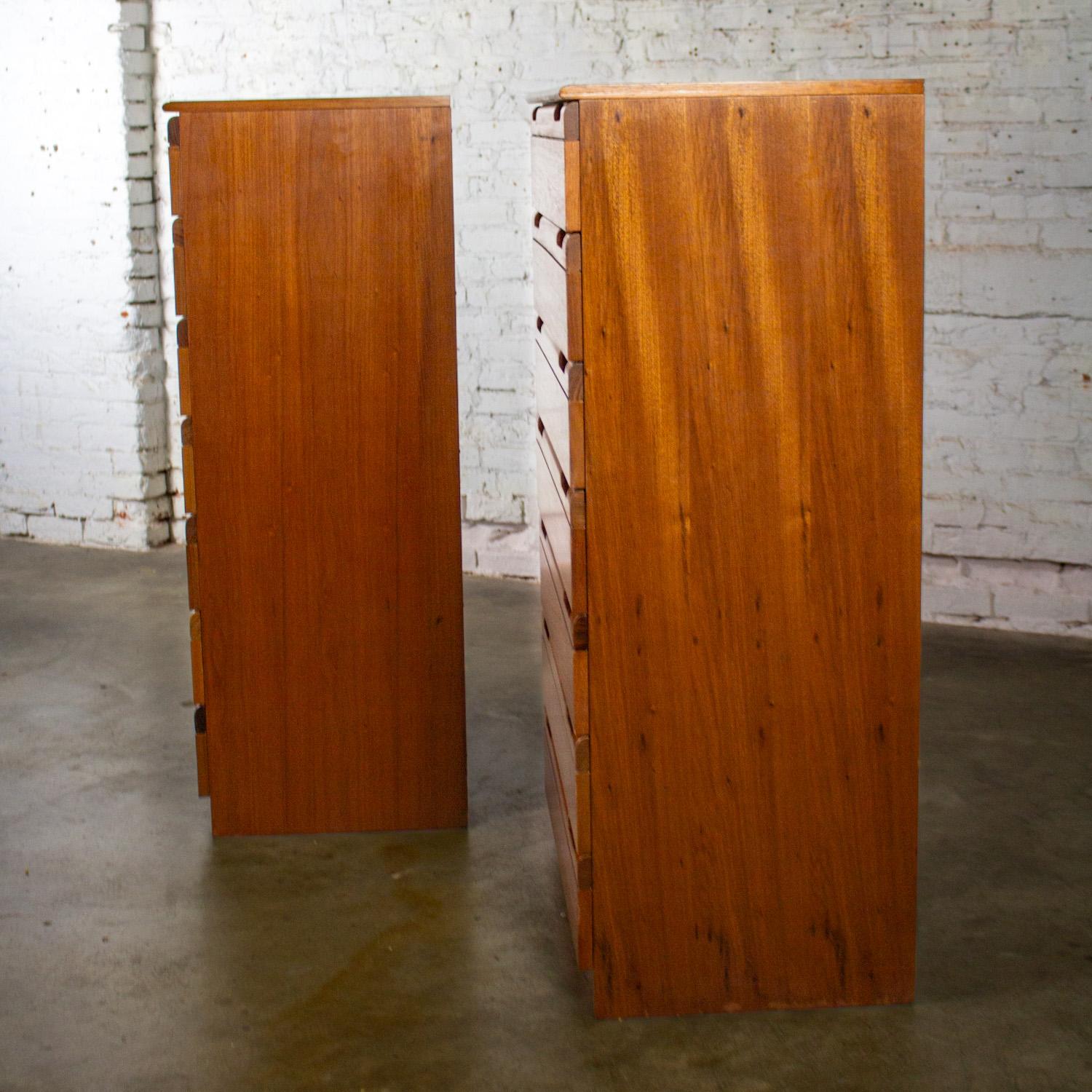 20ième siècle Paire de commodes en bois dur MCM 1950-1960 fabriquées au Brésil par Singer en vente