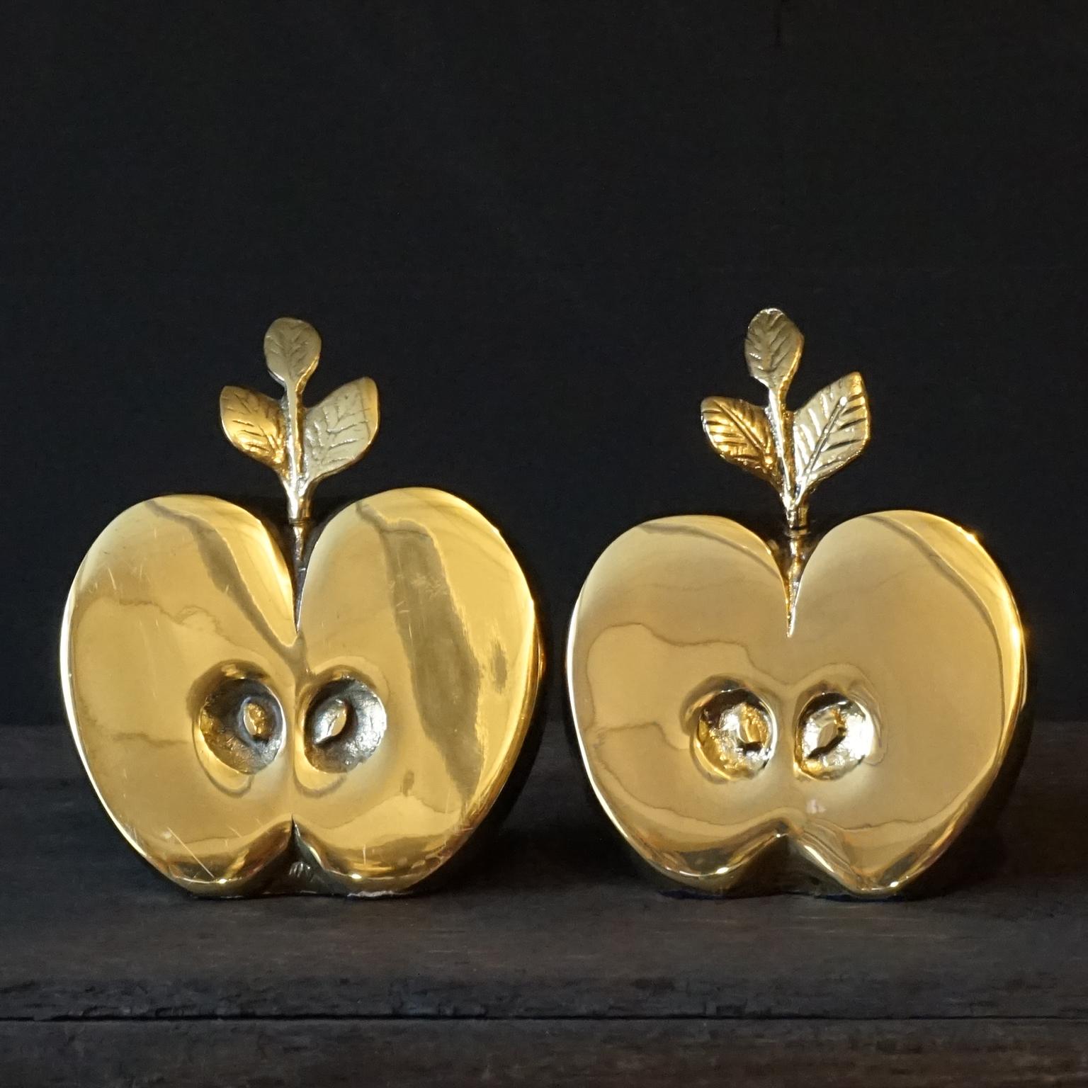 Bel ensemble de deux parties de pomme en laiton demi-brillant des années 1950-1960 de Hollywood Regency Dutch Apko à utiliser comme serre-livres, décoration ou presse-papiers.

Joli et lourd à cause du laiton et parce qu'ils sont remplis de