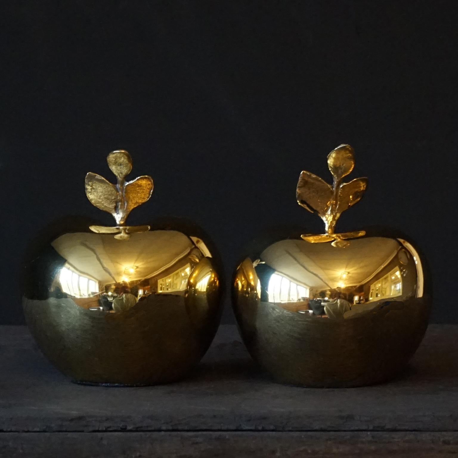 Années 1950-1960 Hollywood Regency Dutch Apko Brass Apple Deux serre-livres ou presse-papiers Bon état à Haarlem, NL