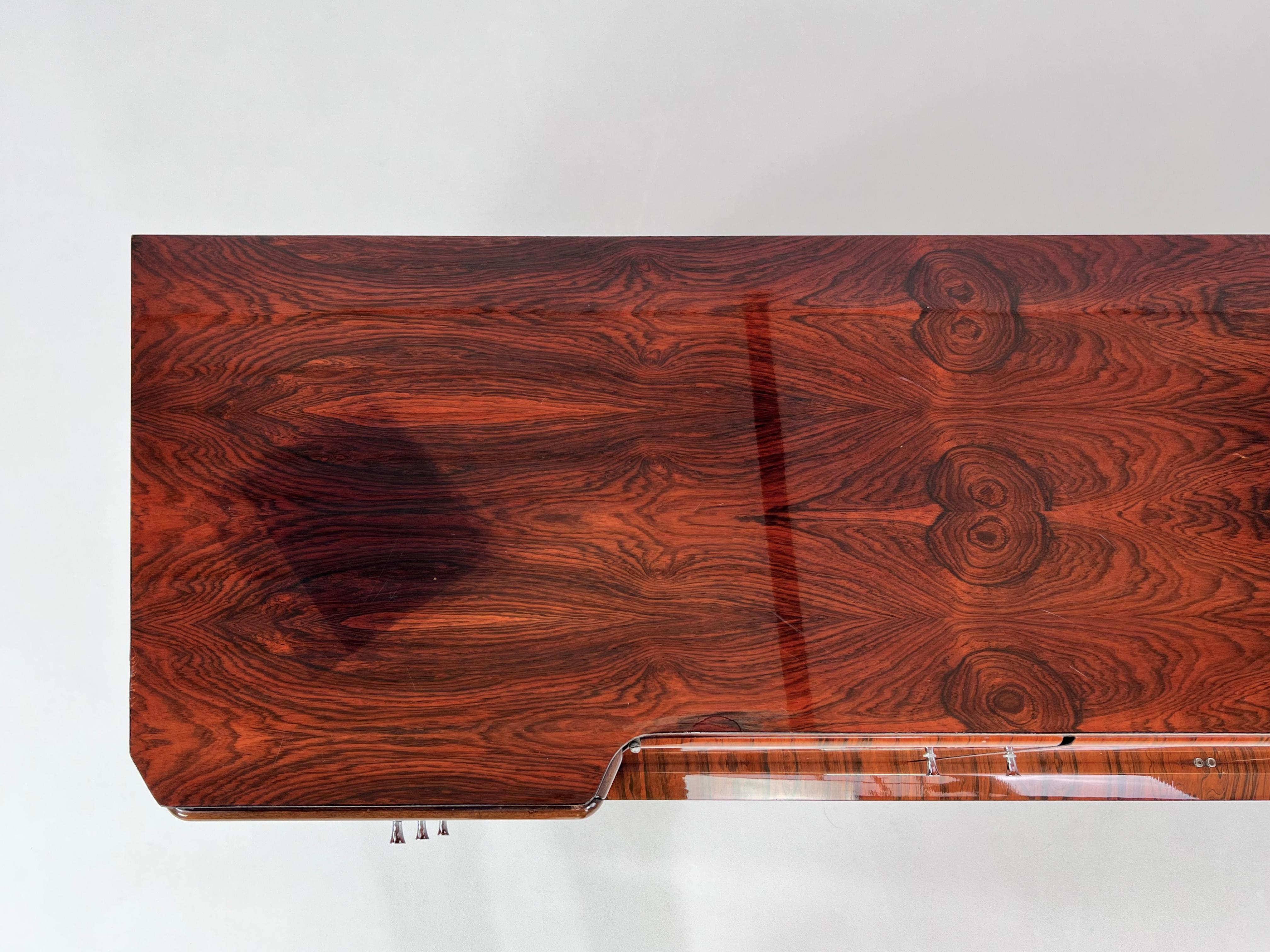 1950 -1960s Italian Design Rosewood Glossy Finishes Curved Sideboard  For Sale 5