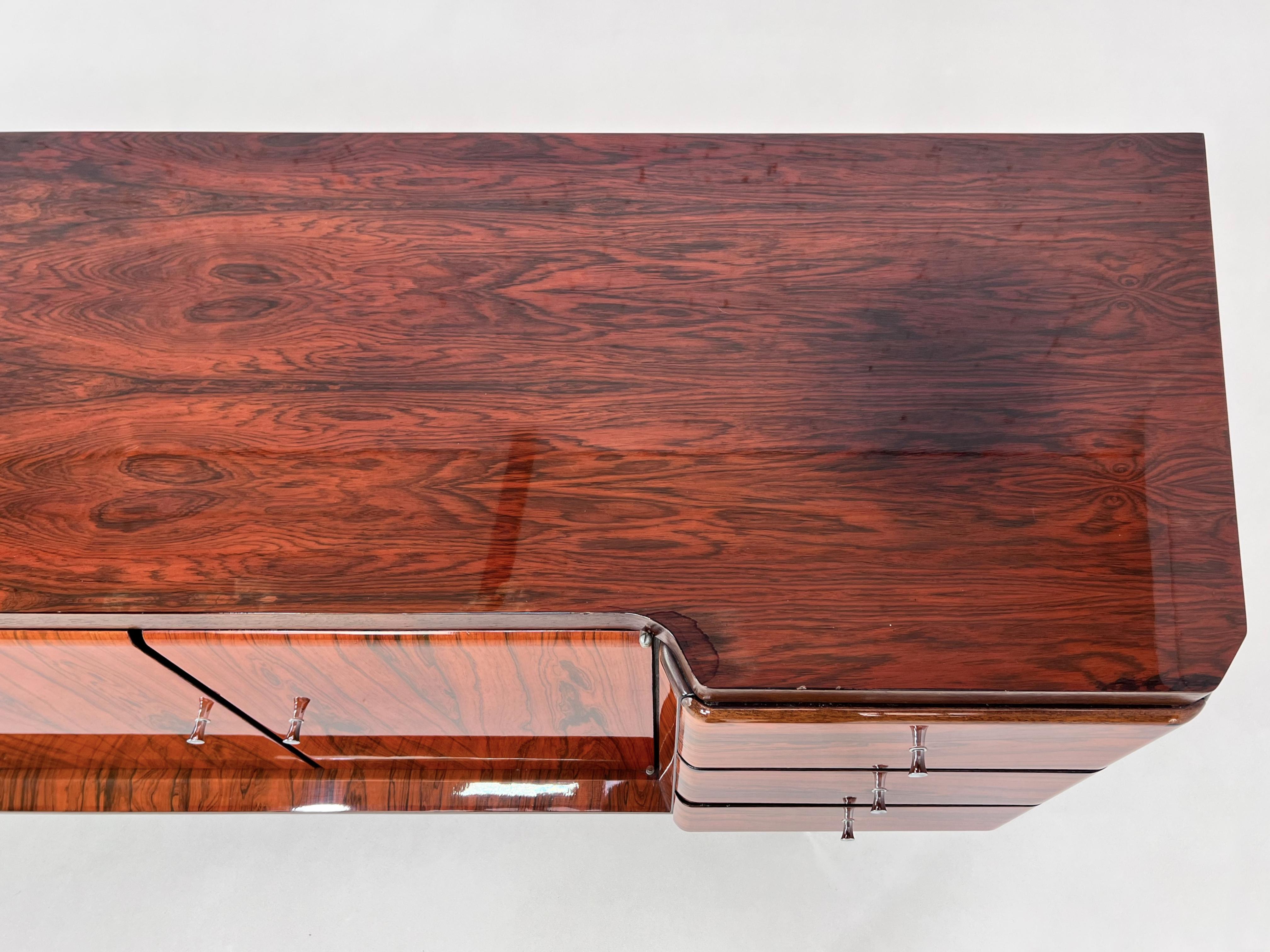 1950 -1960s Italian Design Rosewood Glossy Finishes Curved Sideboard (buffet incurvé en bois de rose)  en vente 5