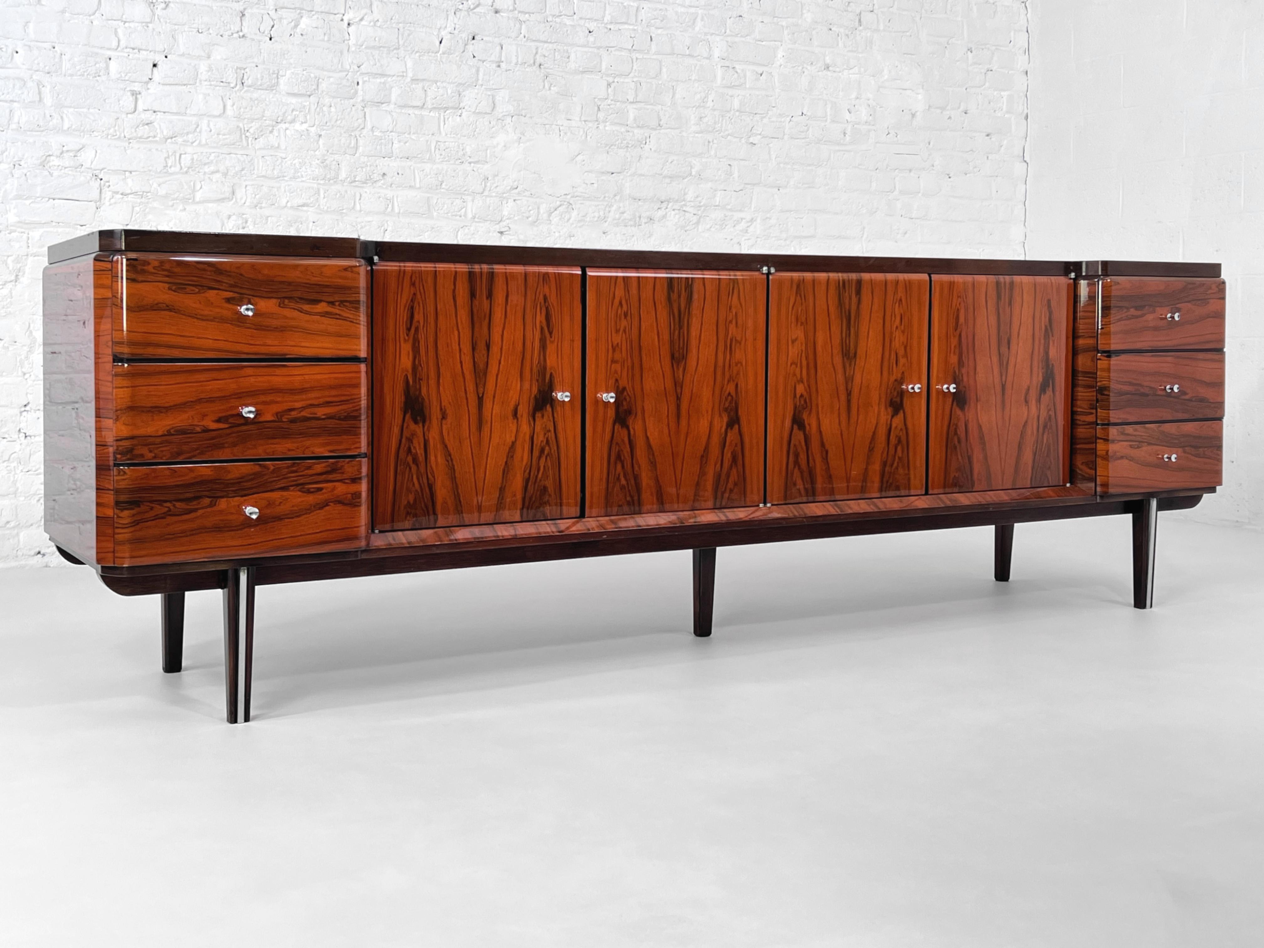 1950 -1960s Italian Design Rosewood Glossy Finishes Curved Sideboard  In Good Condition For Sale In Tourcoing, FR