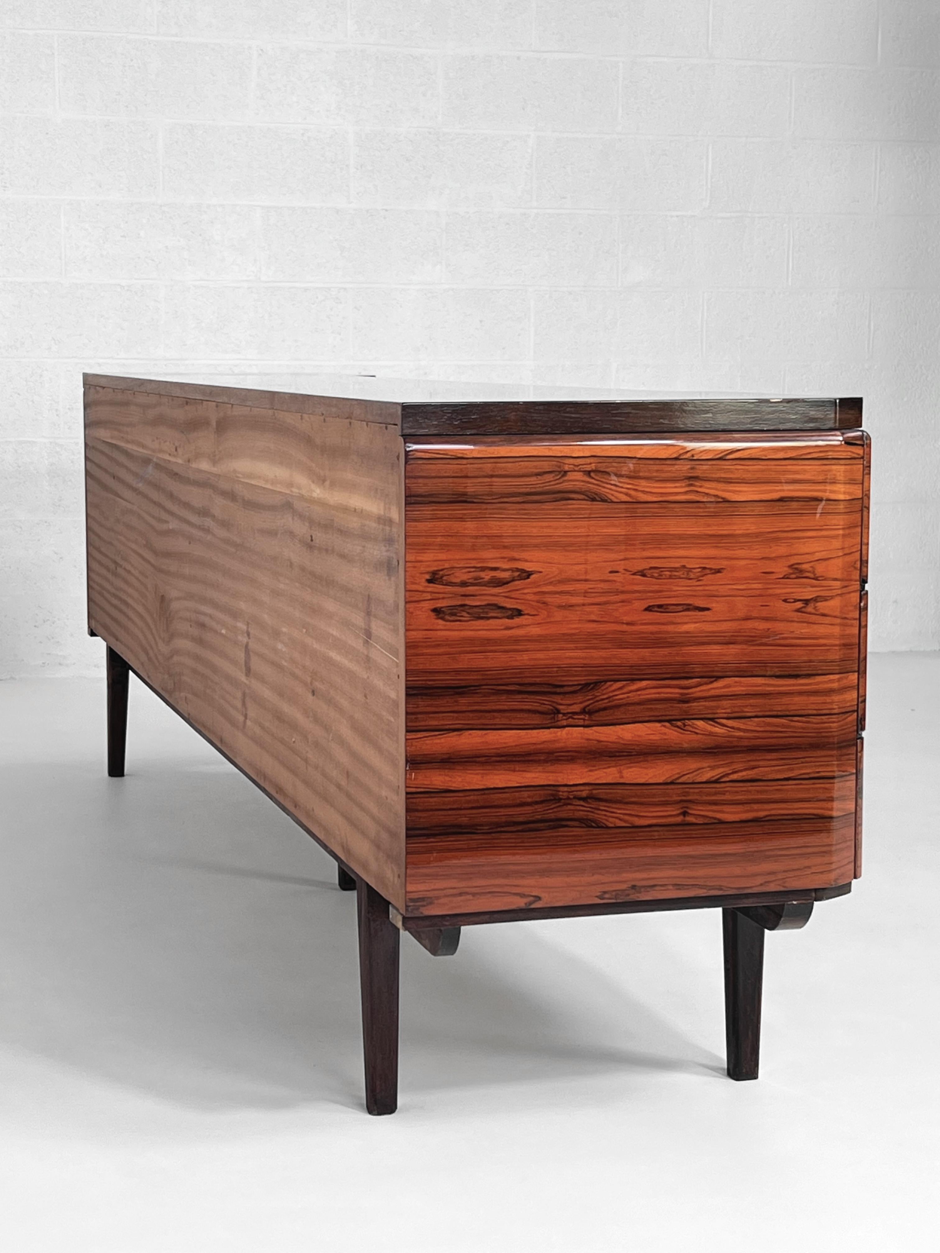 1950 -1960s Italian Design Rosewood Glossy Finishes Curved Sideboard  For Sale 3