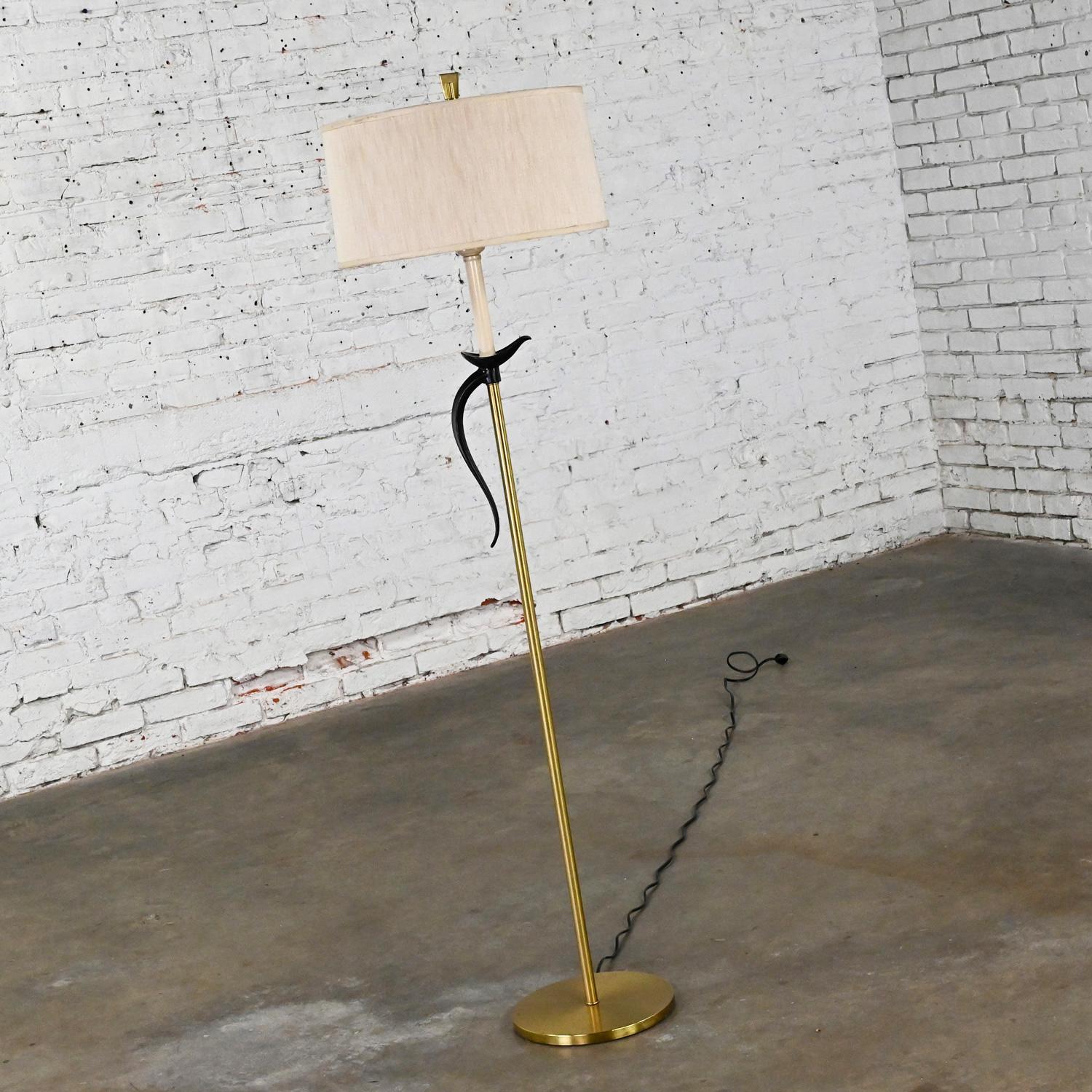 Preciosa lámpara de pie vintage de estilo MCM (Mid-Century Modern, Moderno de mediados de siglo) o Hollywood Regency, con base y fuste chapados en latón y portavelas de cola de faisán estilizada en negro, junto con su pantalla original de tambor de