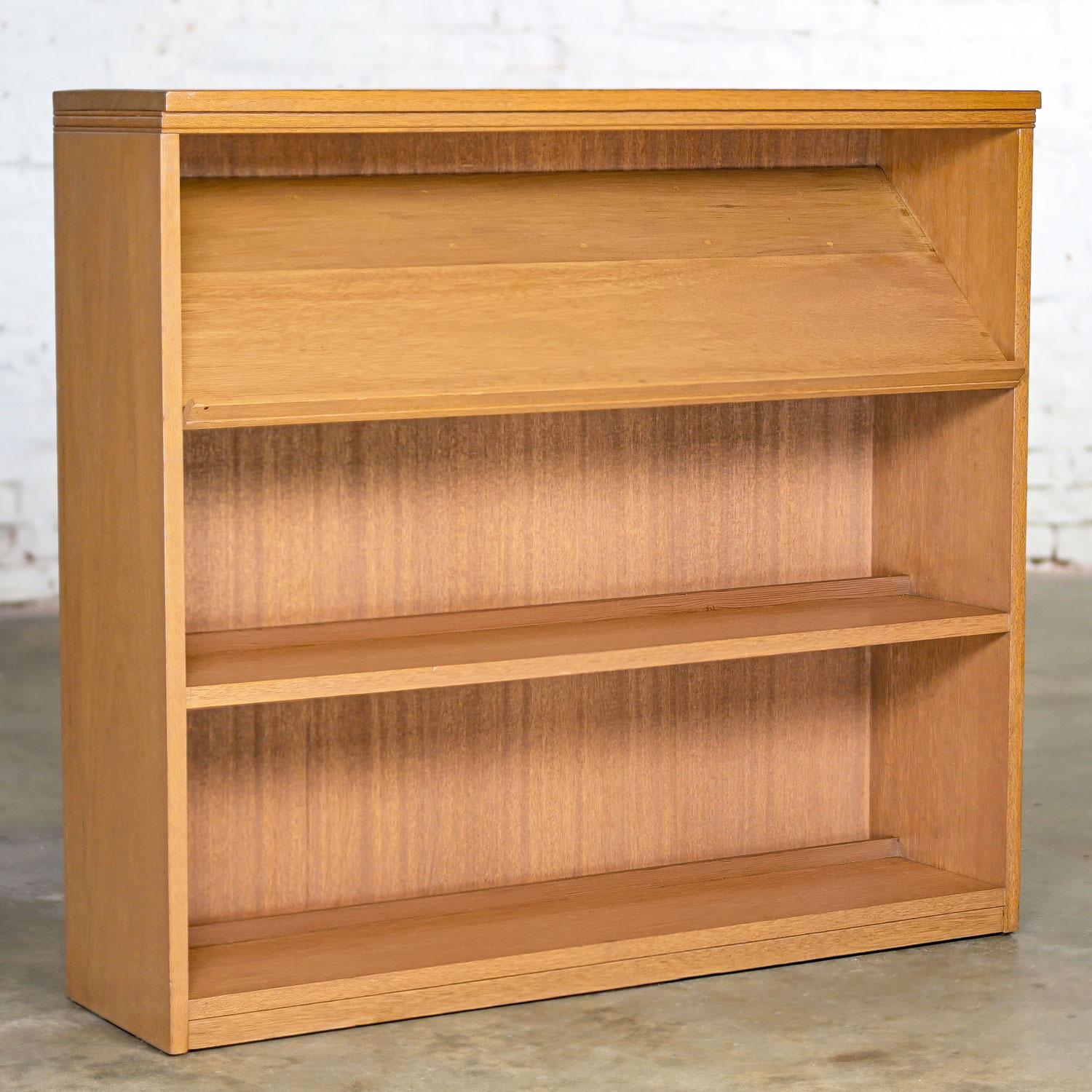 1950-1960’s Mid-Century Modern Low Mahogany Bookcase with Slanted Display Shelf In Good Condition For Sale In Topeka, KS