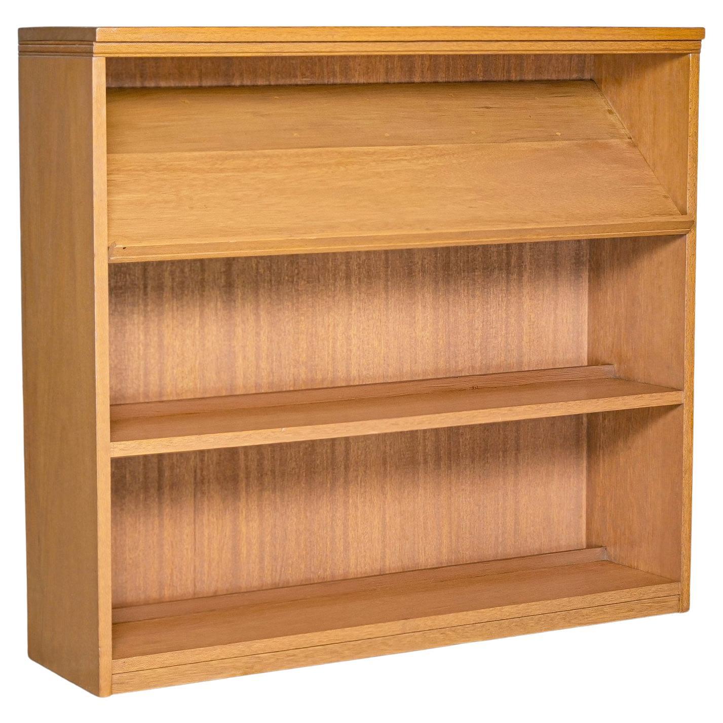 1950-1960's Mid-Century Modern Niedriges Mahagoni-Bücherregal mit schrägem Regalboden