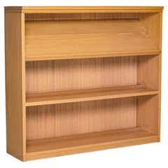 Librería baja de caoba moderna de mediados de siglo de 1950-1960 con estante expositor inclinado