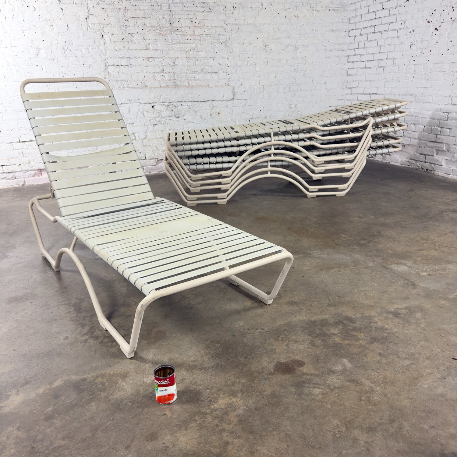 Magnifique ensemble de 6 chaises longues empilables Tropitone, datant des années 1950-1960, avec sangles en vinyle et cadre en aluminium peint par poudrage. Byit, en gardant à l'esprit qu'il s'agit d'une pièce vintage et non pas neuve, qui