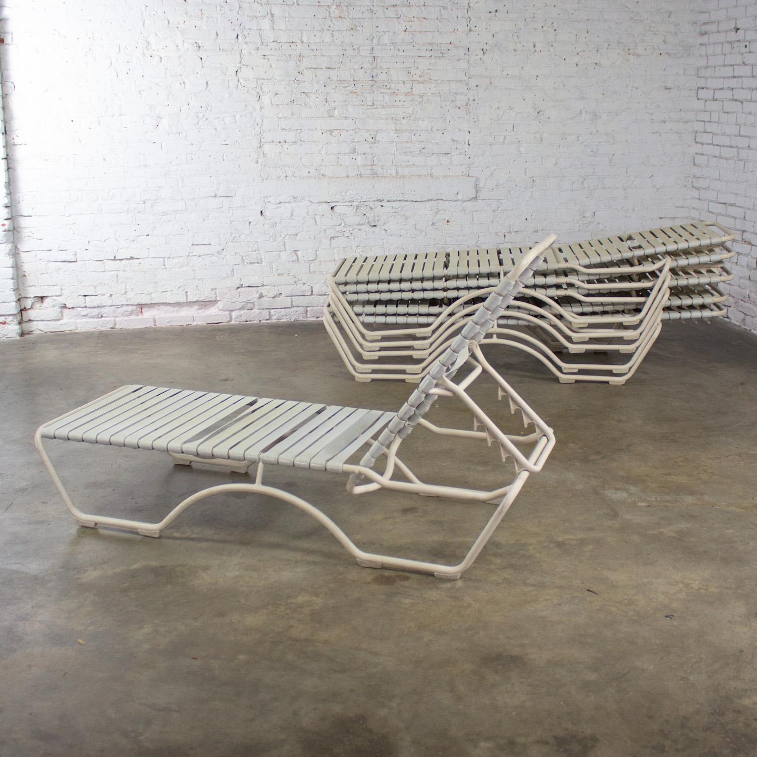 Américain 1950-1960 Lot de 6 chaises longues empilables Tropitone Kahana Aluminium & Vinyle en vente