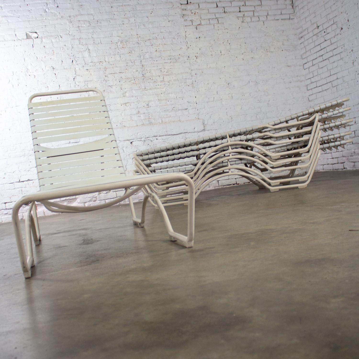Poudré 1950-1960 Lot de 6 chaises longues empilables Tropitone Kahana Aluminium & Vinyle en vente