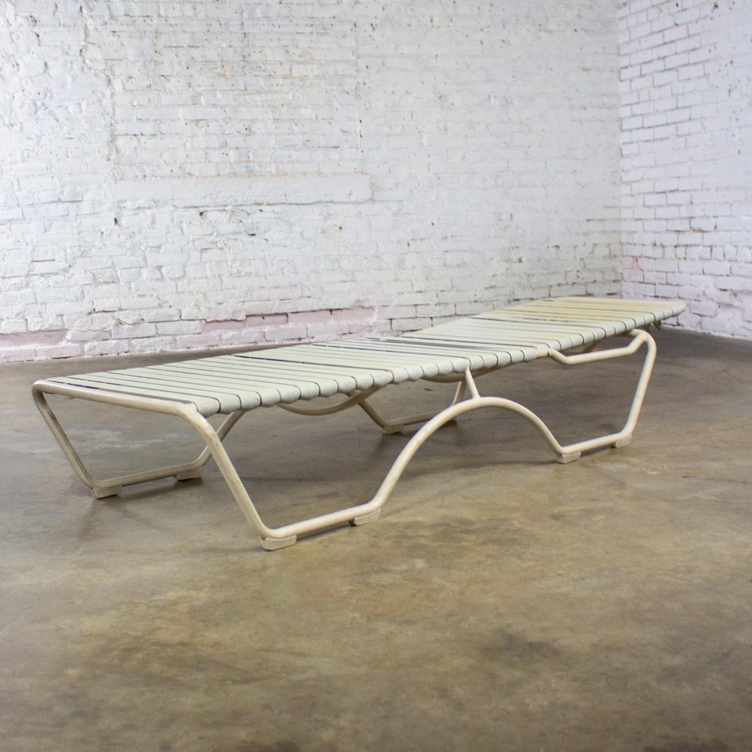 Chaise longue empilable Tropitone 1950-1960 Sangles en vinyle Cadre en aluminium en vente 4