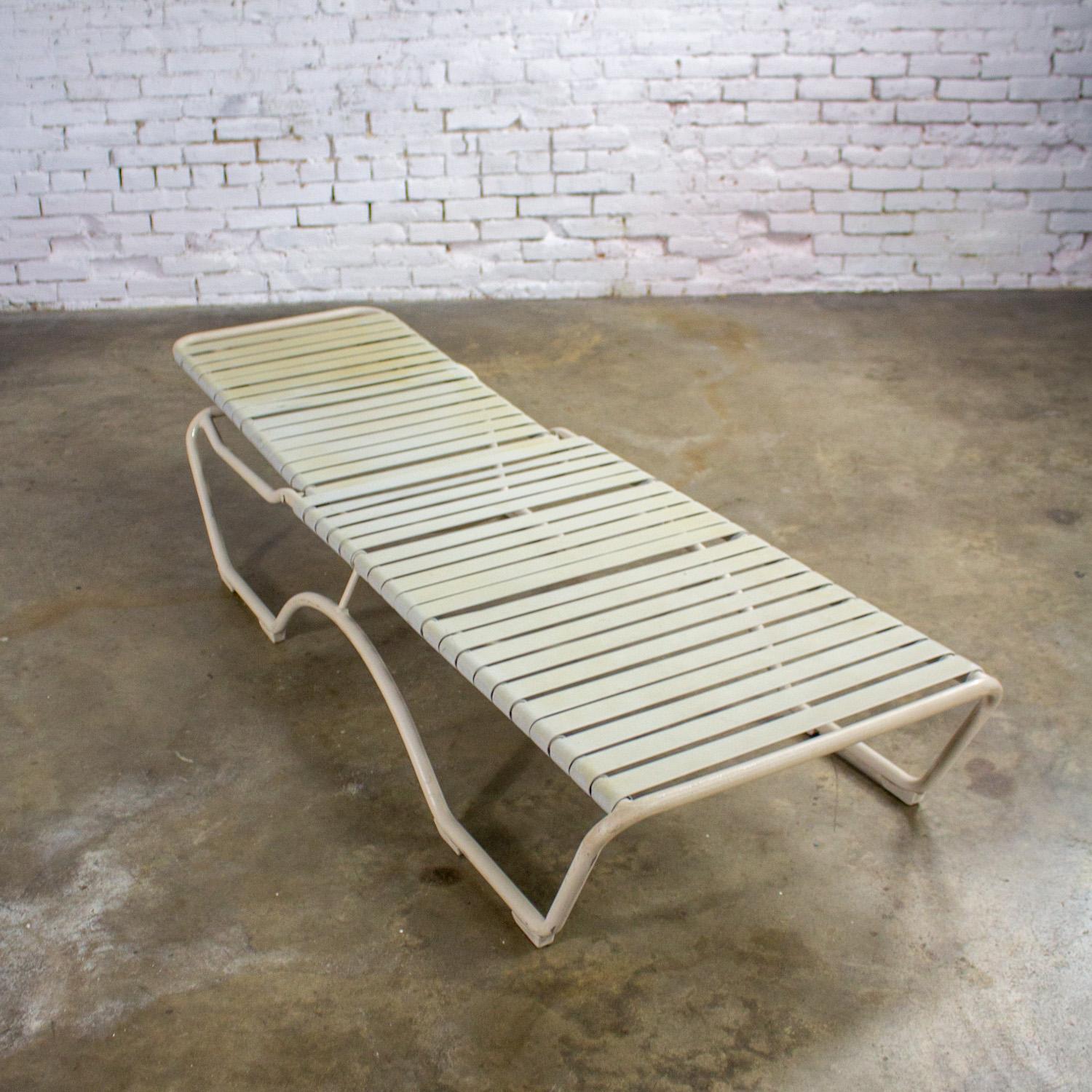 Chaise longue empilable Tropitone 1950-1960 Sangles en vinyle Cadre en aluminium en vente 5