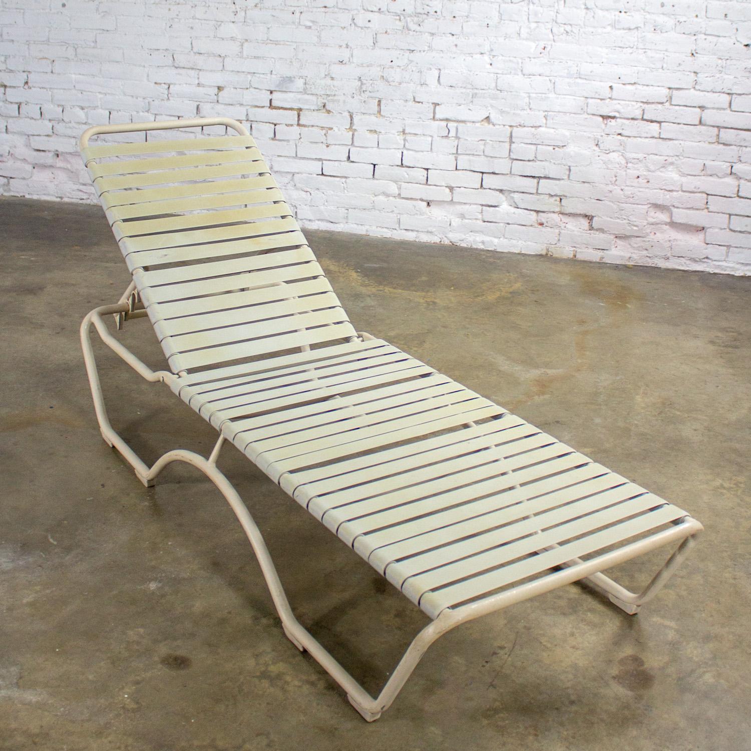 Chaise longue empilable Tropitone 1950-1960 Sangles en vinyle Cadre en aluminium en vente 6
