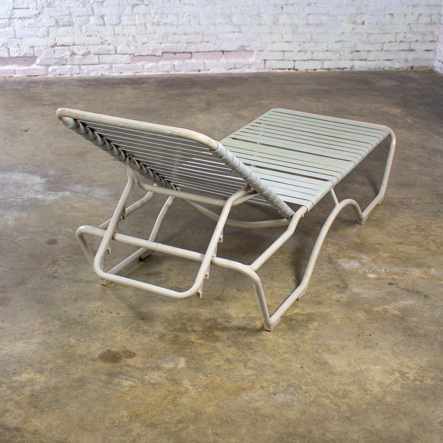 Chaise longue empilable Tropitone 1950-1960 Sangles en vinyle Cadre en aluminium en vente 7
