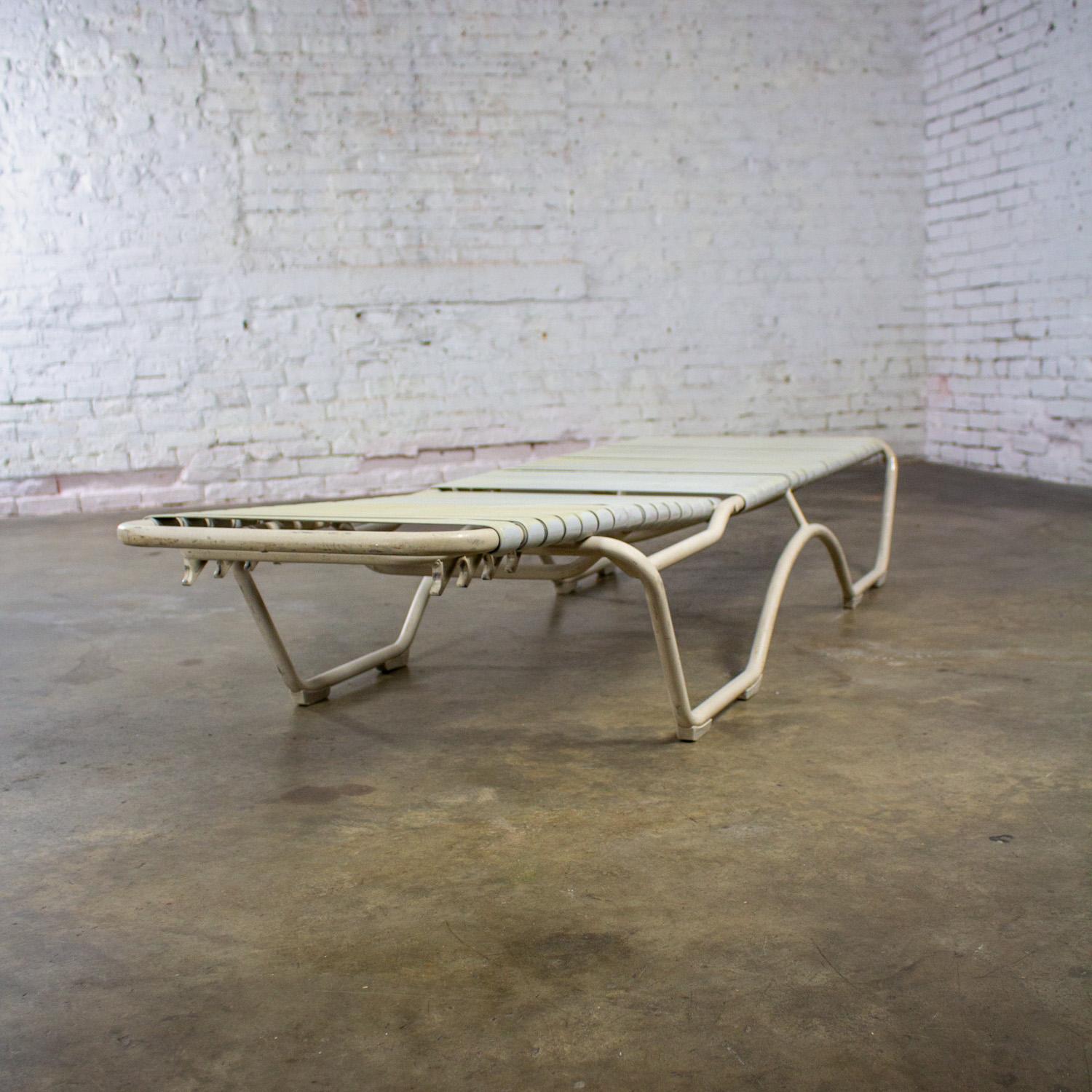 Chaise longue empilable Tropitone 1950-1960 Sangles en vinyle Cadre en aluminium en vente 8