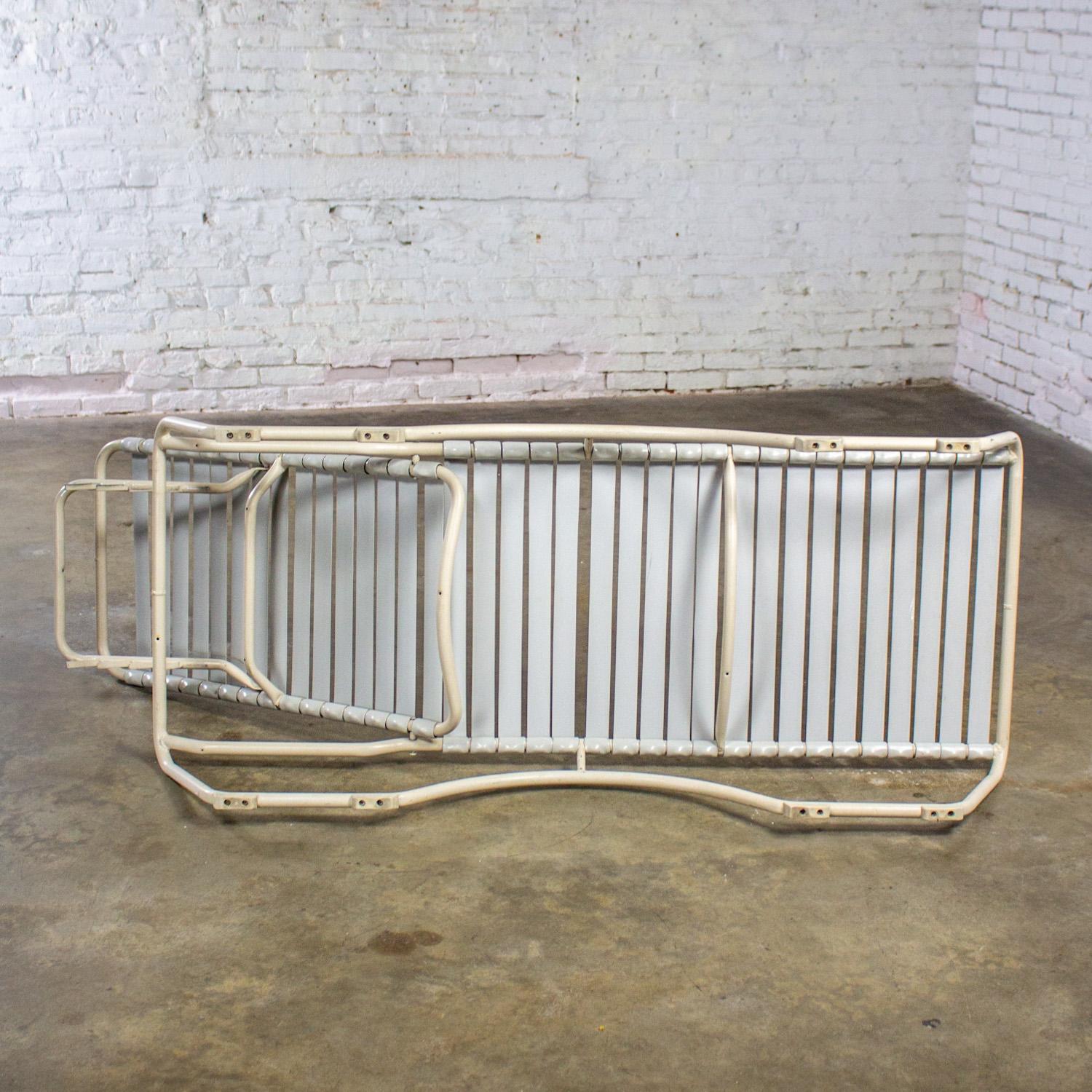Chaise longue empilable Tropitone 1950-1960 Sangles en vinyle Cadre en aluminium en vente 9