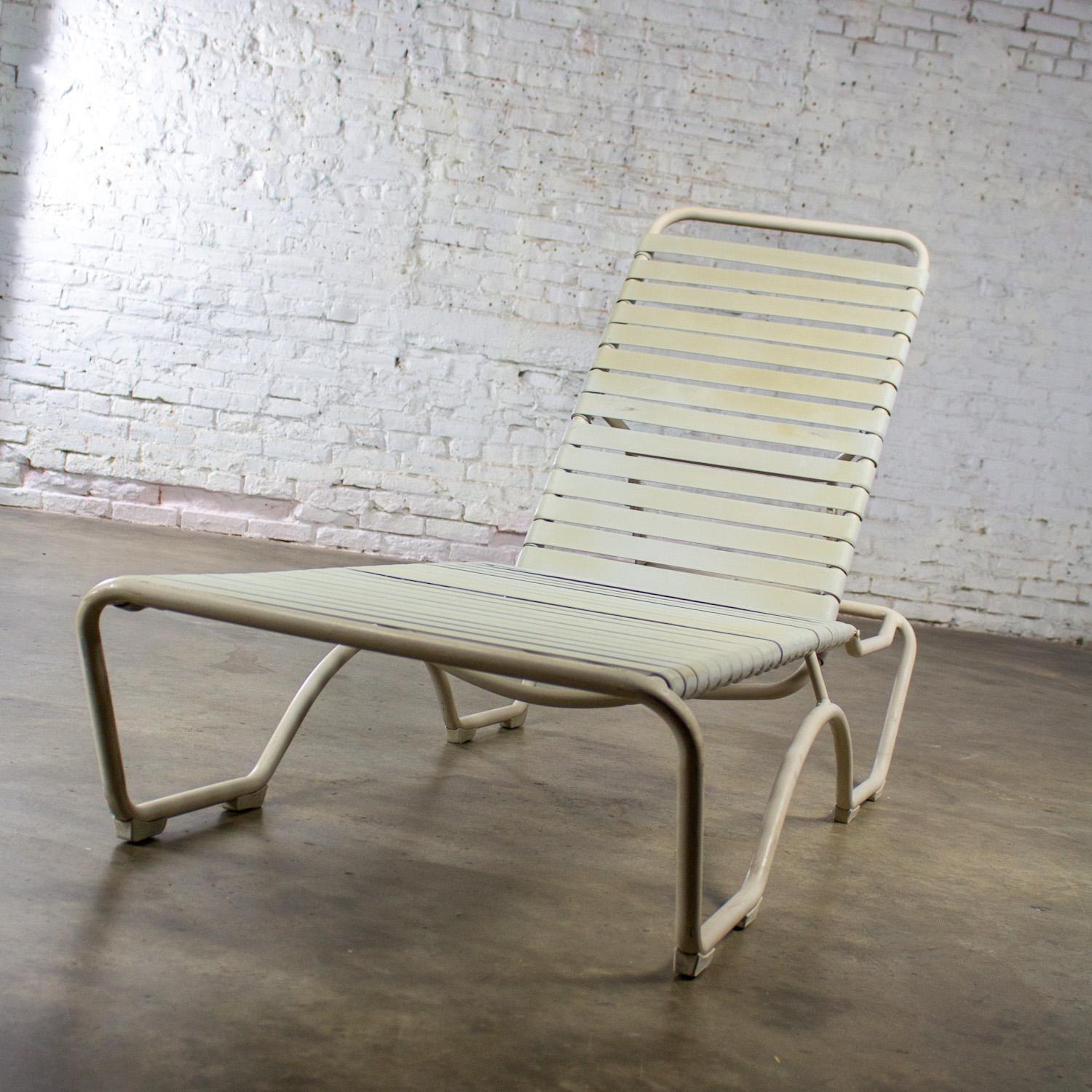 Superbe chaise longue empilable Tropitone Kahana des années 1950-1960 avec sangles en vinyle et cadre en aluminium peint par poudrage. Byit, en gardant à l'esprit qu'il s'agit d'une pièce vintage et non pas neuve, qui présentera donc des signes