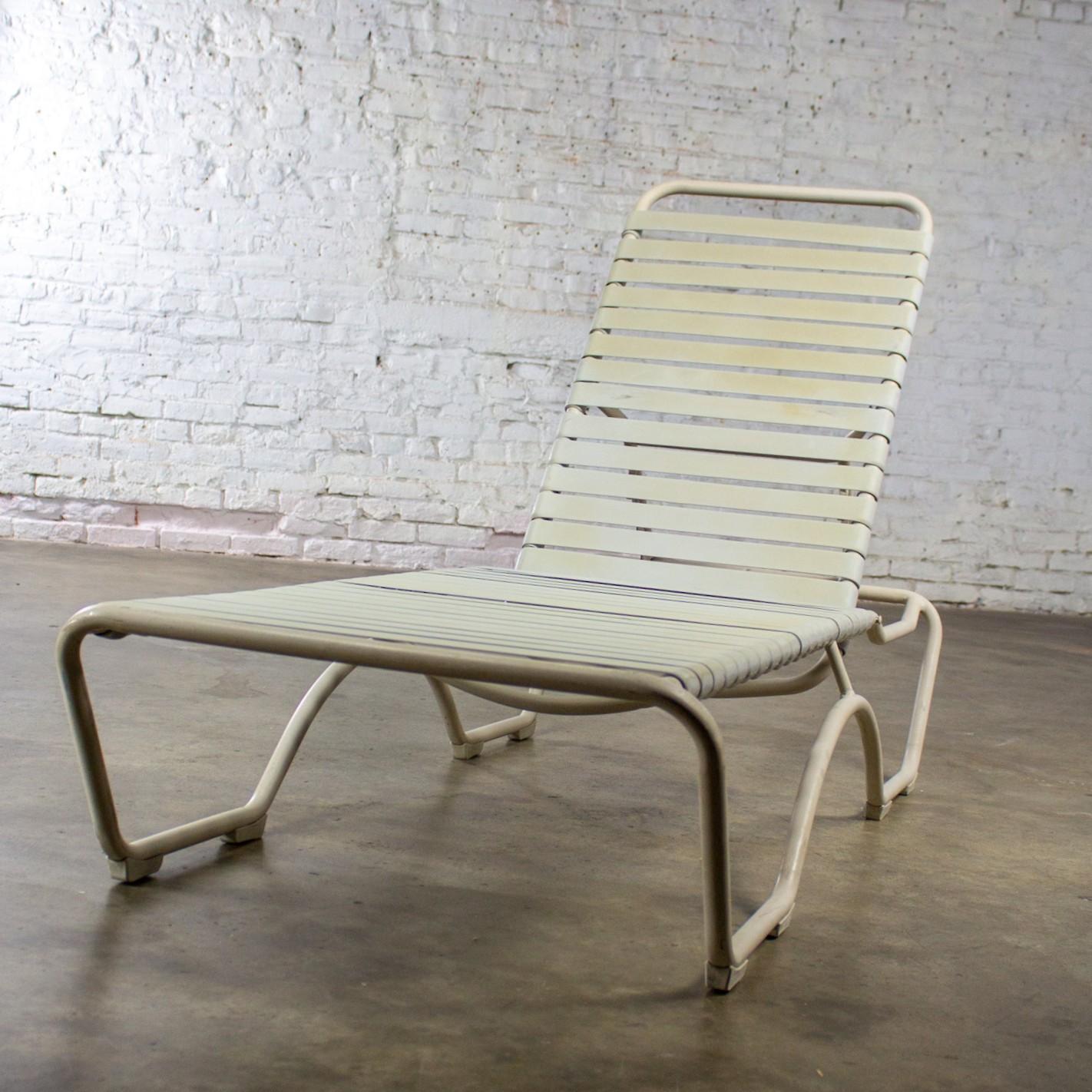 Chaise longue empilable Tropitone 1950-1960 Sangles en vinyle Cadre en aluminium en vente 12