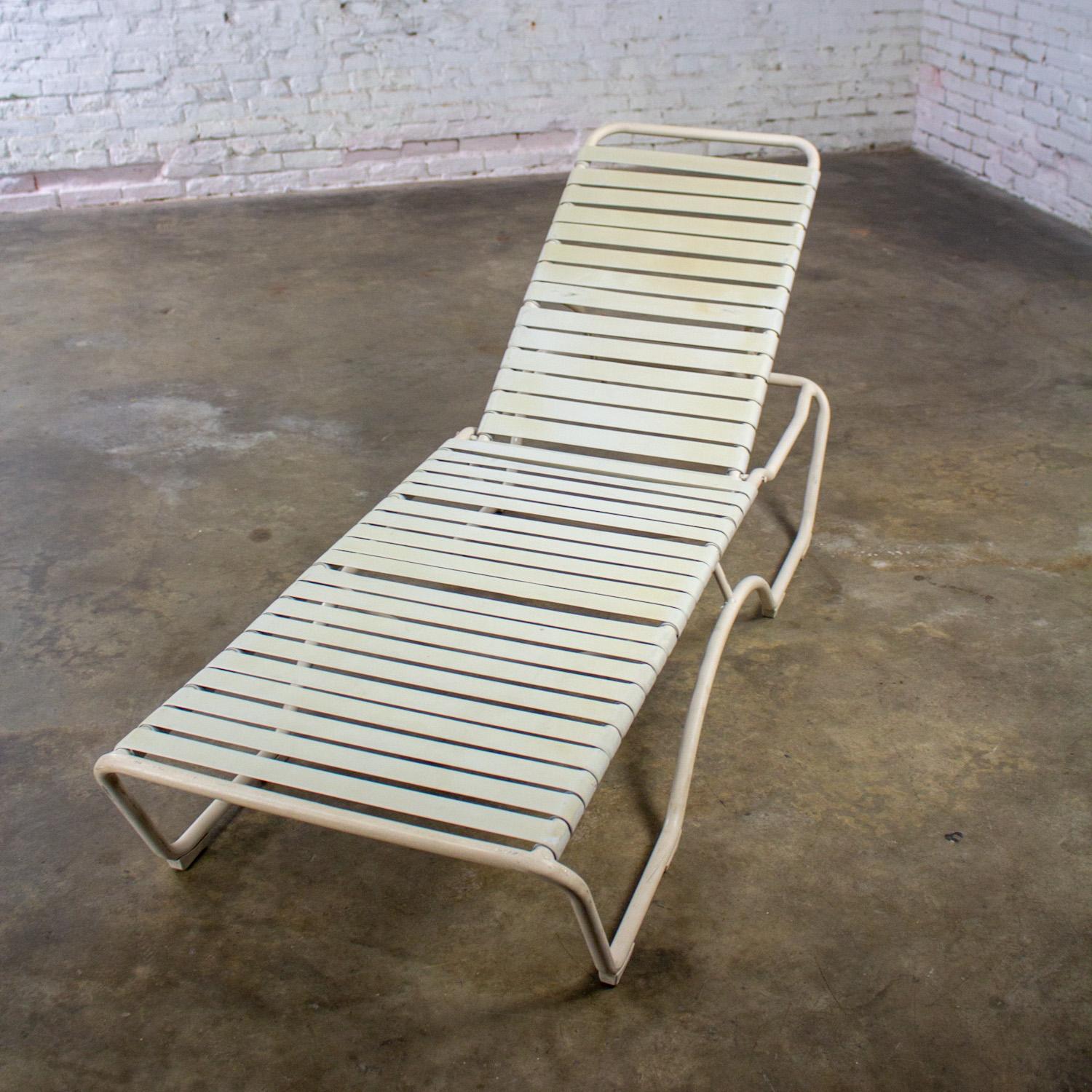 Mid-Century Modern Chaise longue empilable Tropitone 1950-1960 Sangles en vinyle Cadre en aluminium en vente