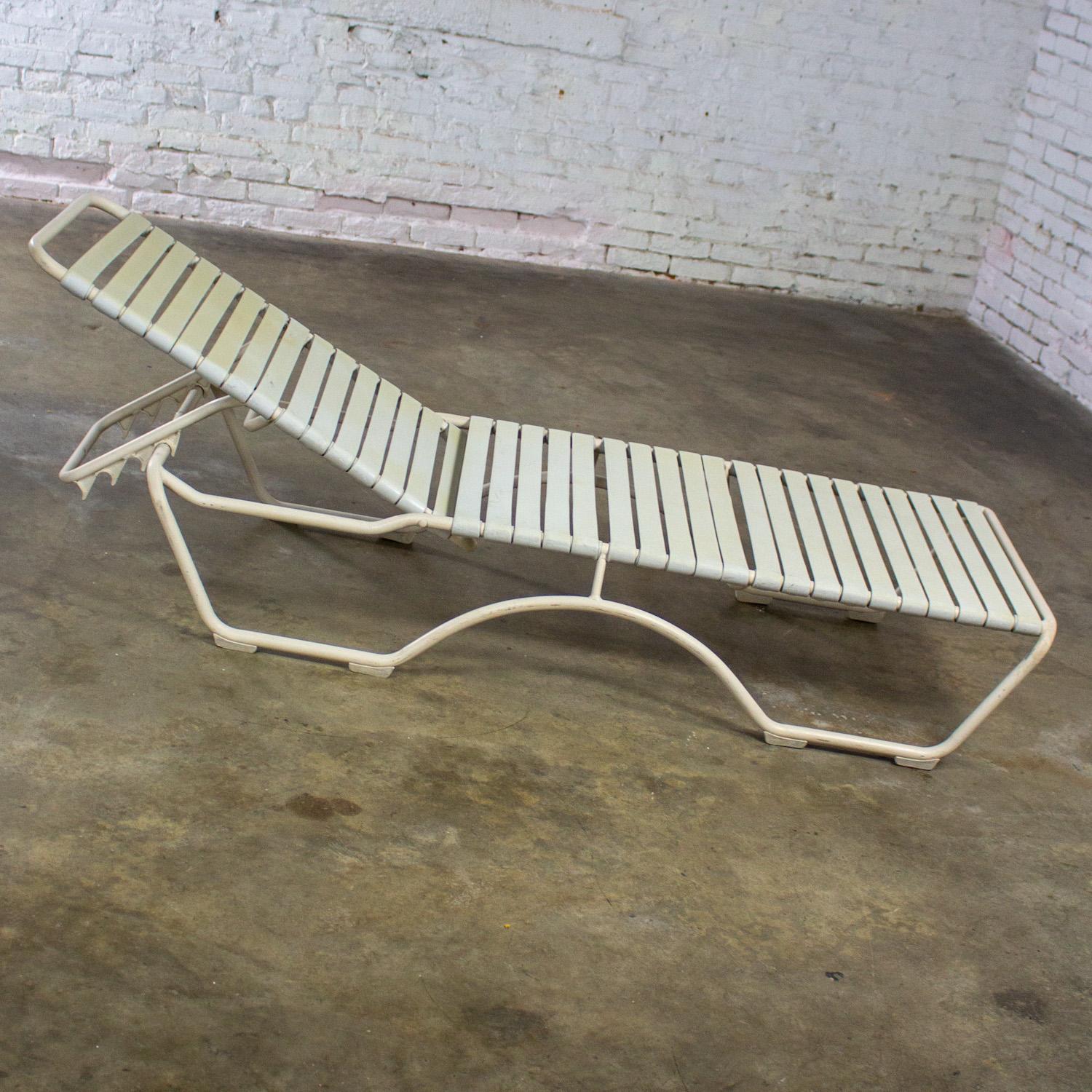 Américain Chaise longue empilable Tropitone 1950-1960 Sangles en vinyle Cadre en aluminium en vente