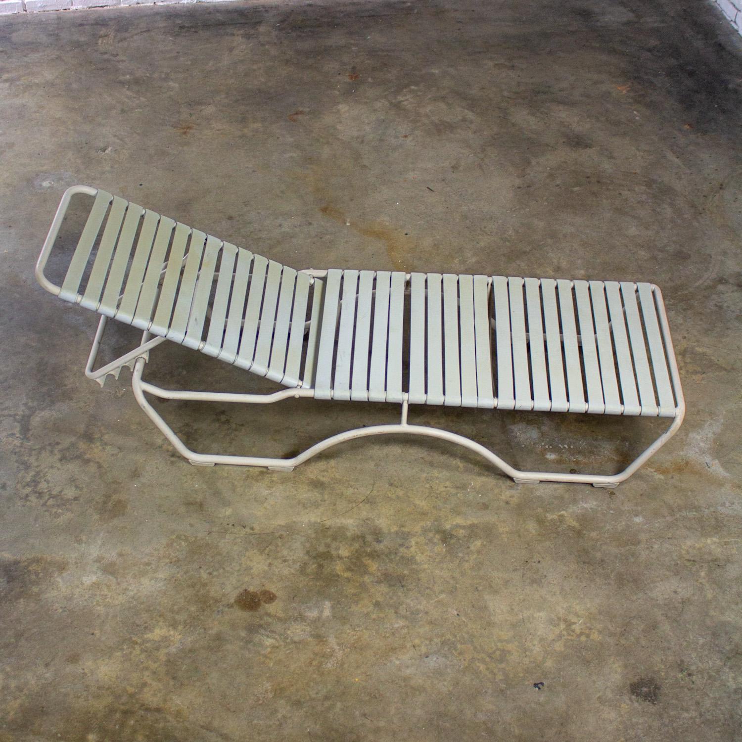 Poudré Chaise longue empilable Tropitone 1950-1960 Sangles en vinyle Cadre en aluminium en vente