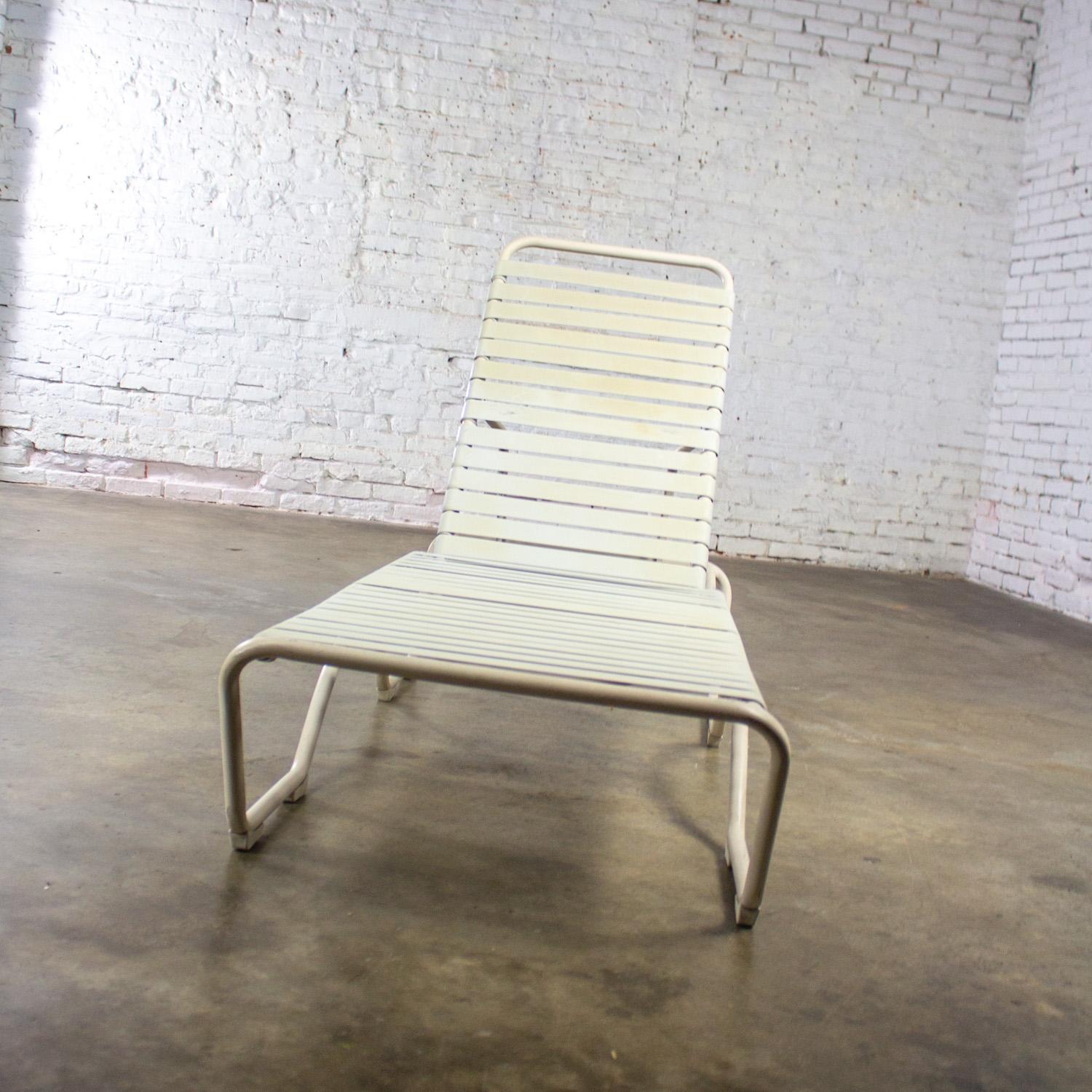 Chaise longue empilable Tropitone 1950-1960 Sangles en vinyle Cadre en aluminium Bon état - En vente à Topeka, KS